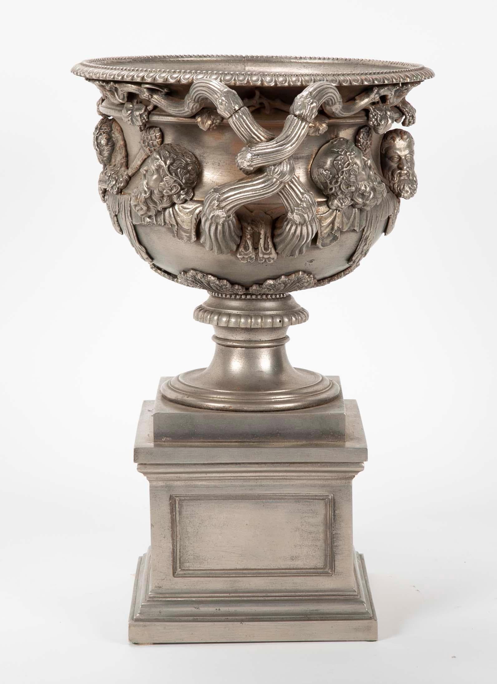 Englische Warwick-Vase aus poliertem Stahl aus dem 19. Jahrhundert im Angebot 3