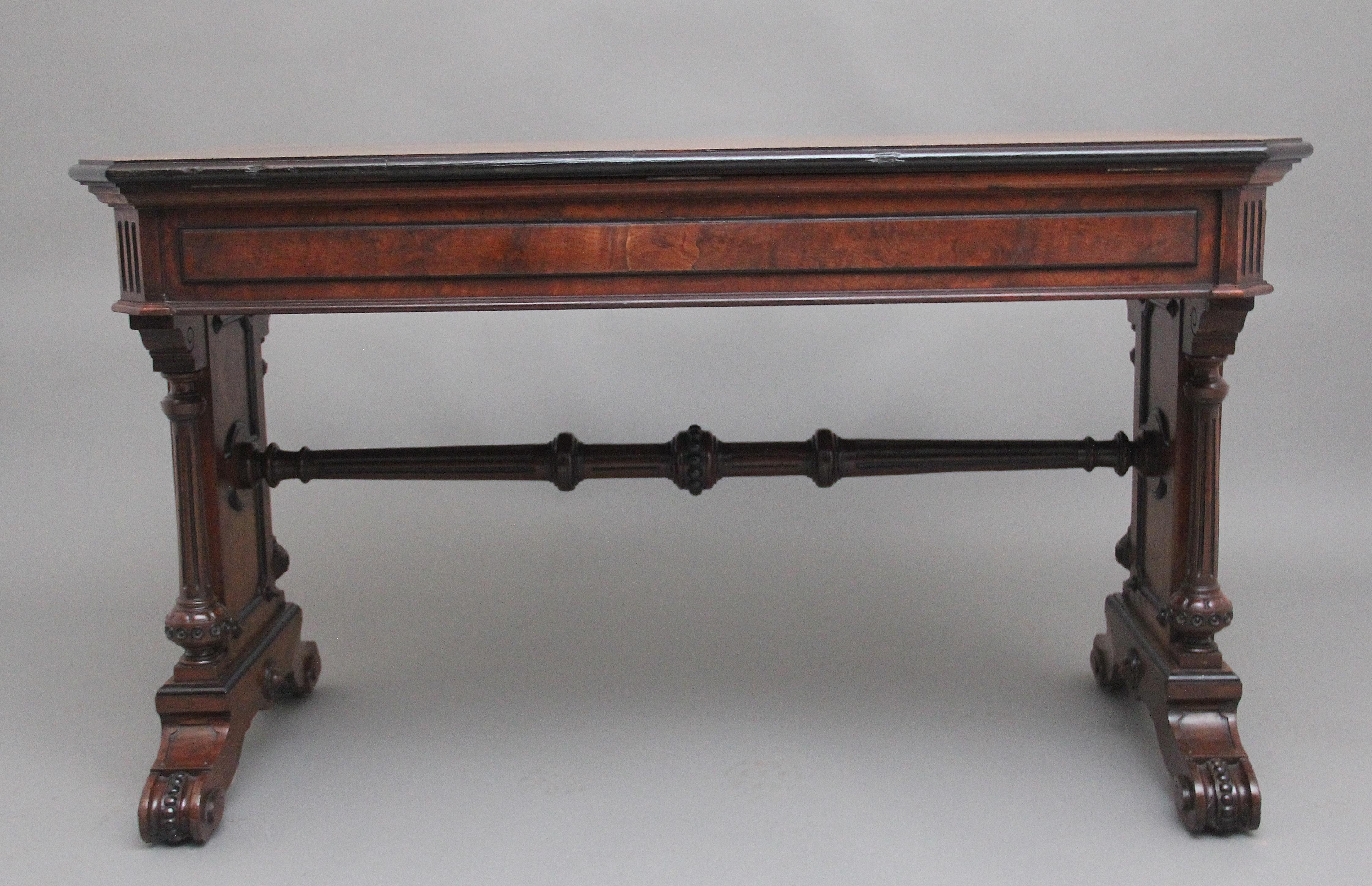 Table de bibliothèque en chêne têtard et ébénisterie du 19ème siècle en vente 3