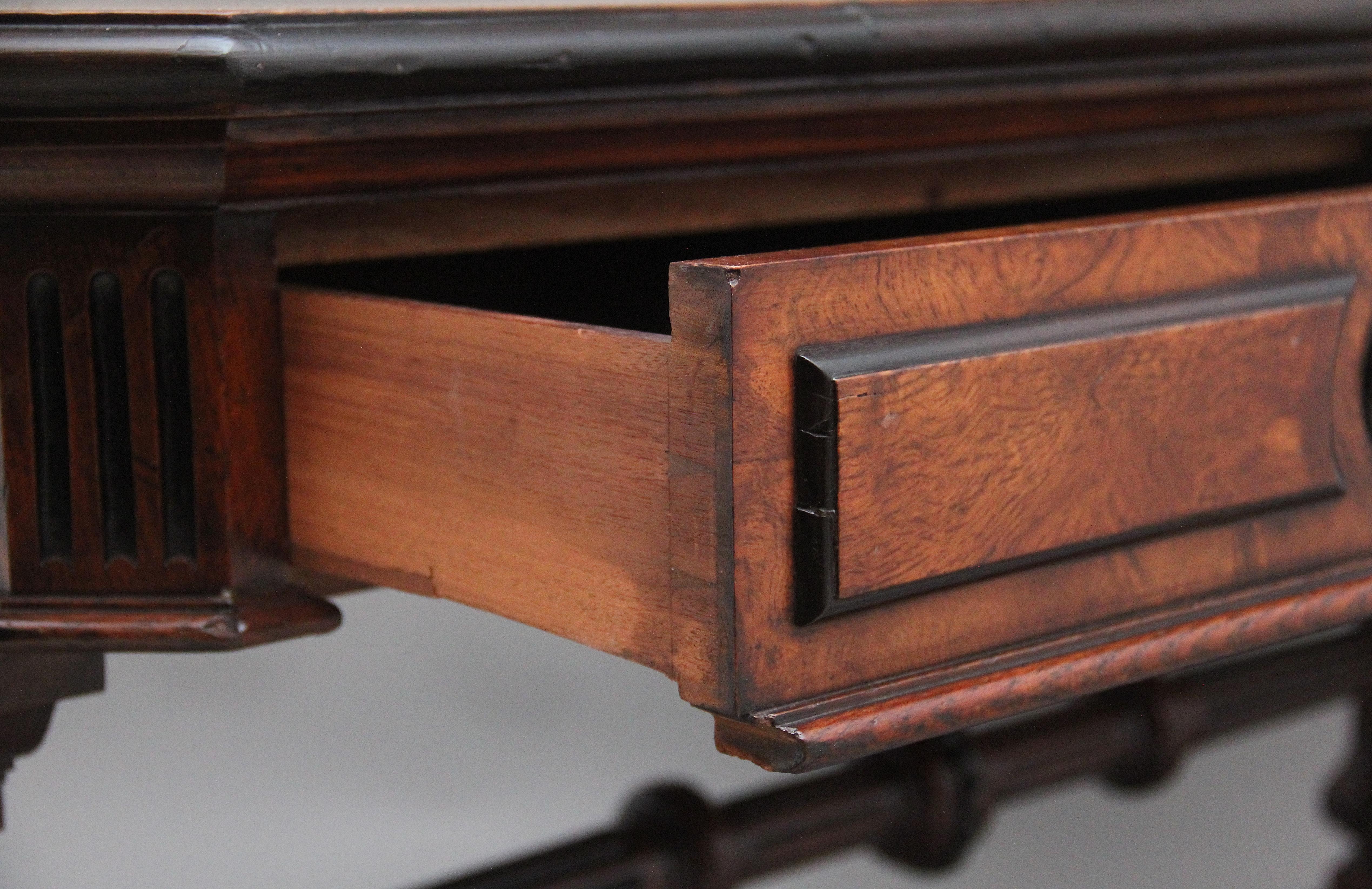 Fin du XIXe siècle Table de bibliothèque en chêne têtard et ébénisterie du 19ème siècle en vente