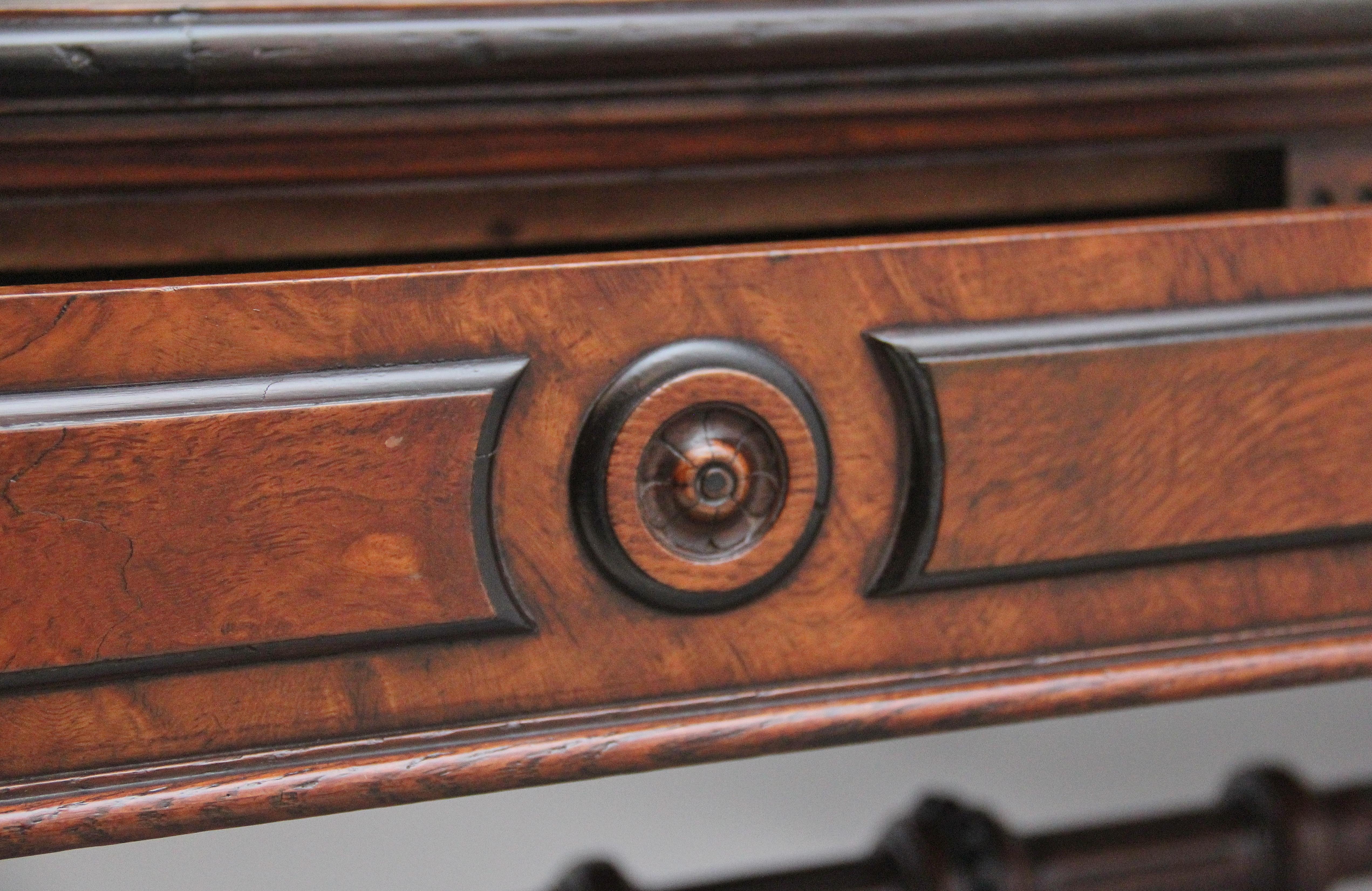 Chêne Table de bibliothèque en chêne têtard et ébénisterie du 19ème siècle en vente