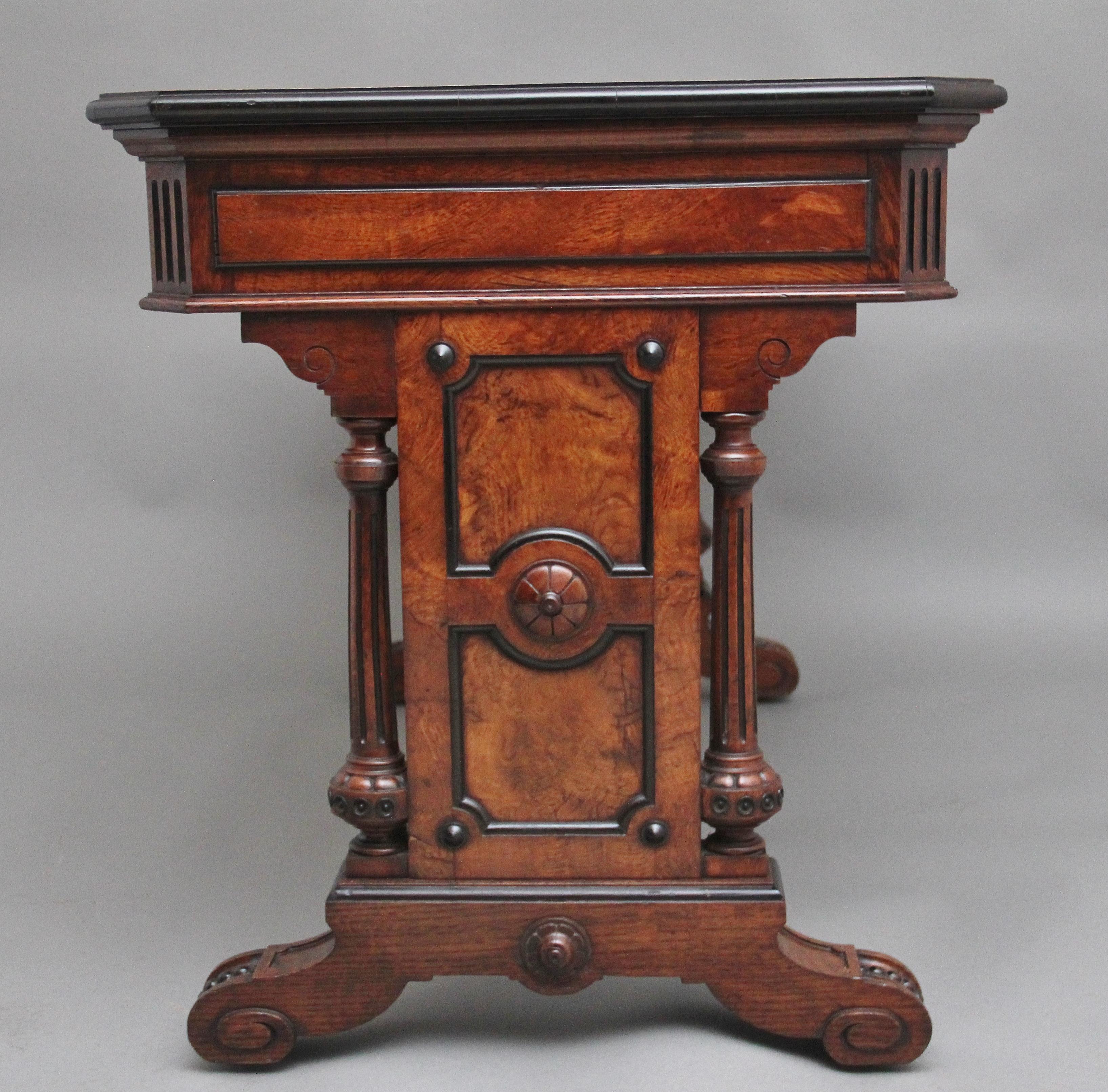 Table de bibliothèque en chêne têtard et ébénisterie du 19ème siècle en vente 1