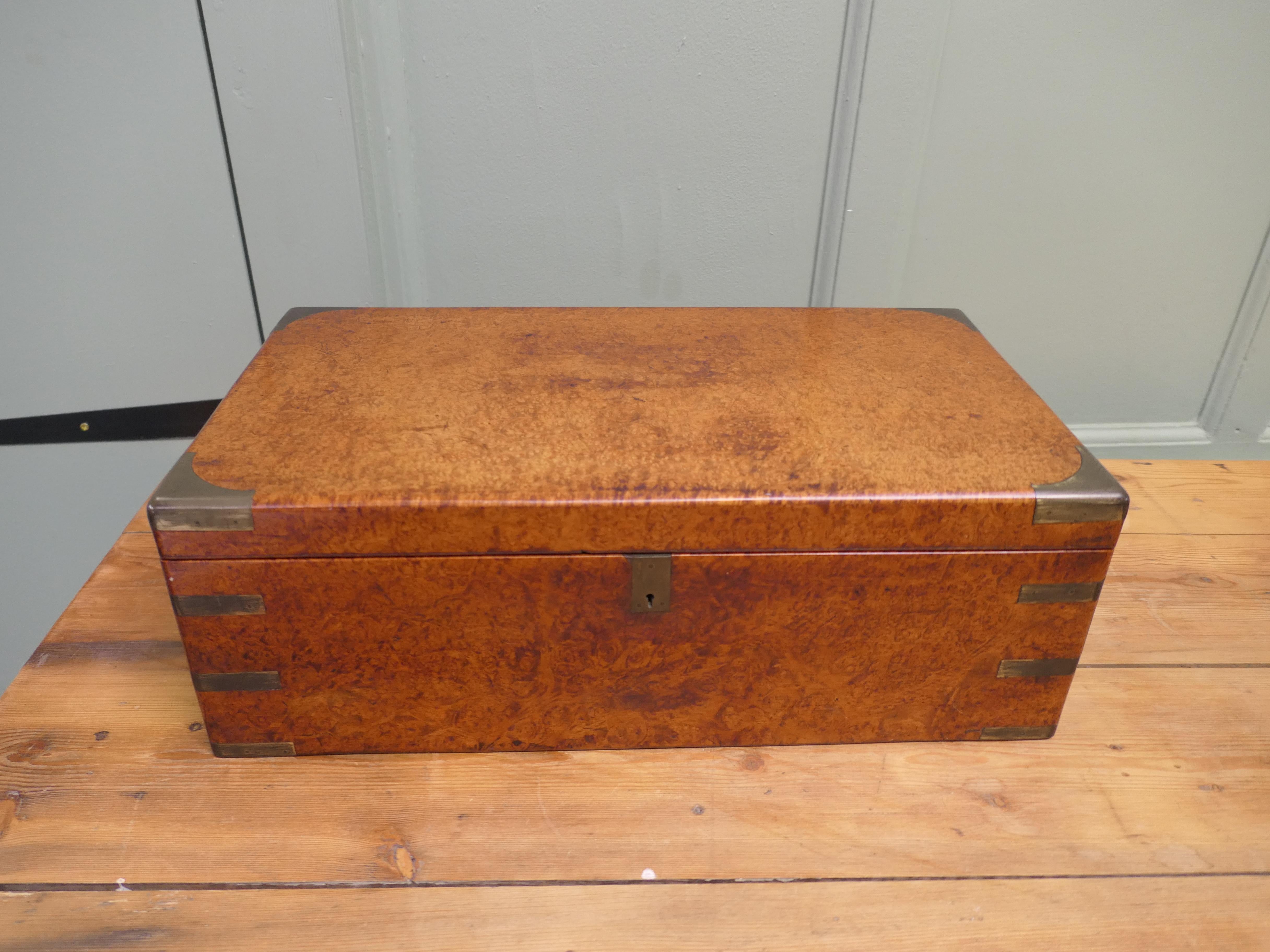 19. Jahrhundert Pollard Eiche Campaigner Schreibpult oder Lap Desk 

Dies ist ein sehr seltenes Stück, es ist ein Campaigner Writing Slope, es ist in Pollard Oak gemacht und in Messing gebunden, es ist ein außergewöhnlich schönes Stück sowohl in