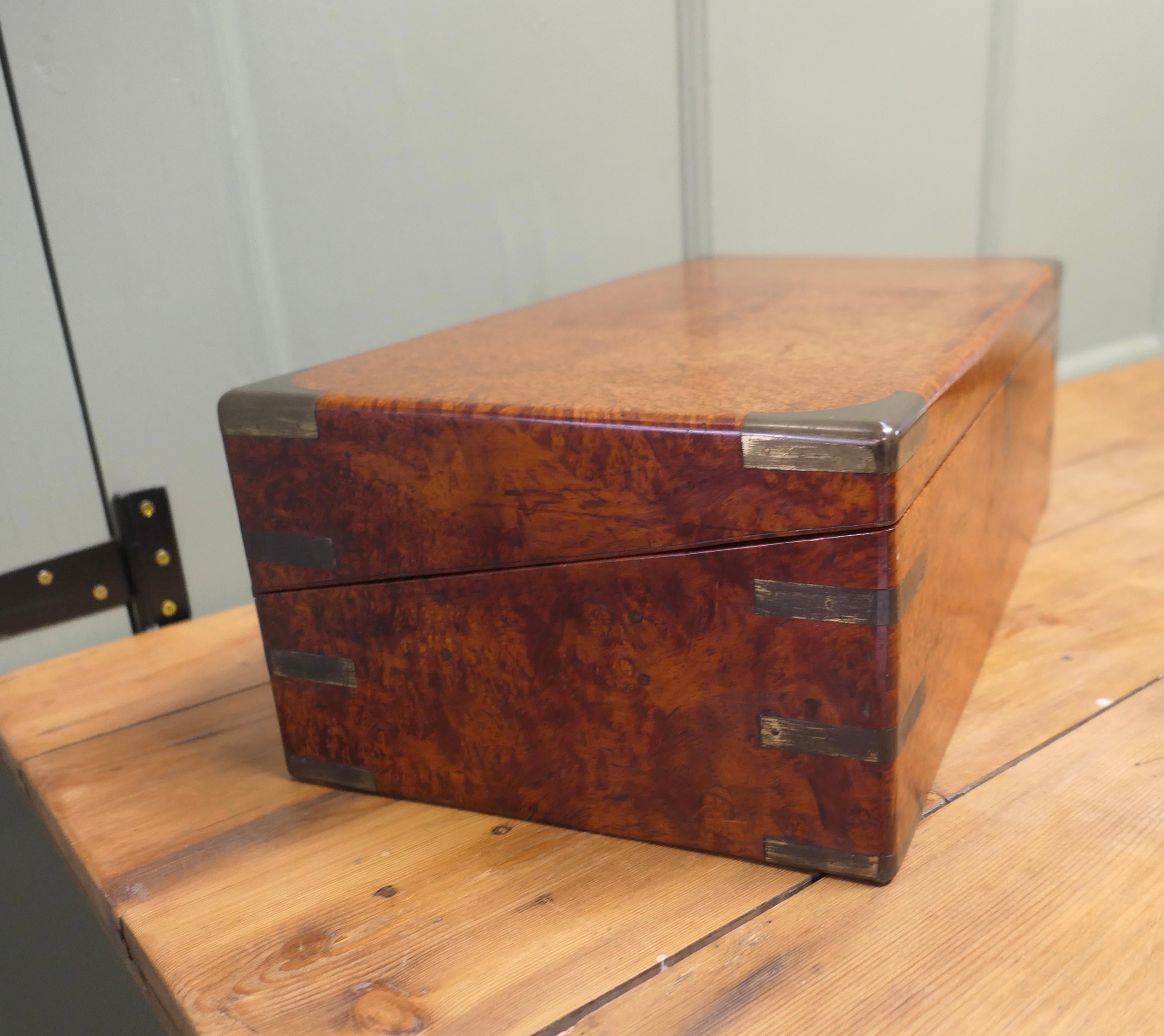 19. Jahrhundert Pollard Eiche Campaigner Schreibpult oder Lap Desk im Zustand „Gut“ im Angebot in Godshill, Isle of Wight