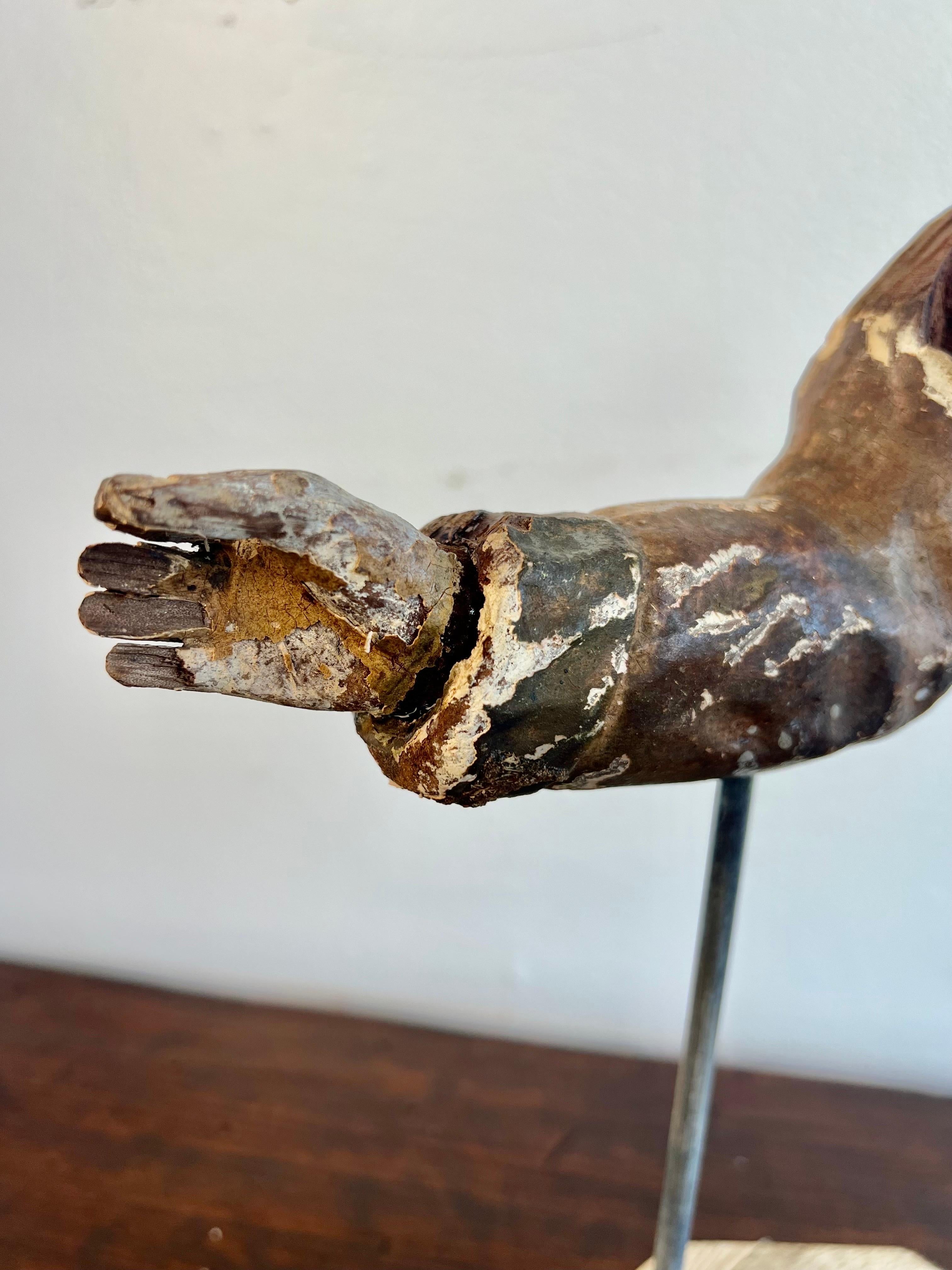 Paire de charmants bras peints à la main provenant d'une figure du 19e siècle.  Les bras peints à la main sont montés sur une base octogonale.