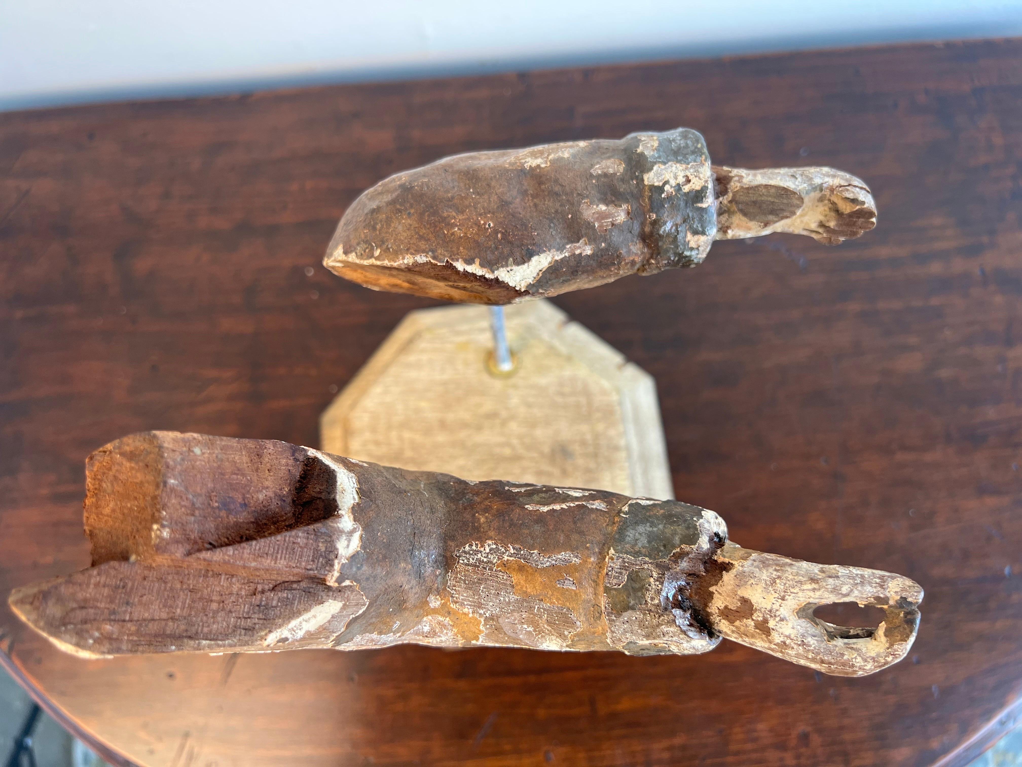 polychrome Arme aus dem 19. Jahrhundert, montiert in Eisensockel im Zustand „Starke Gebrauchsspuren“ im Angebot in Los Angeles, CA
