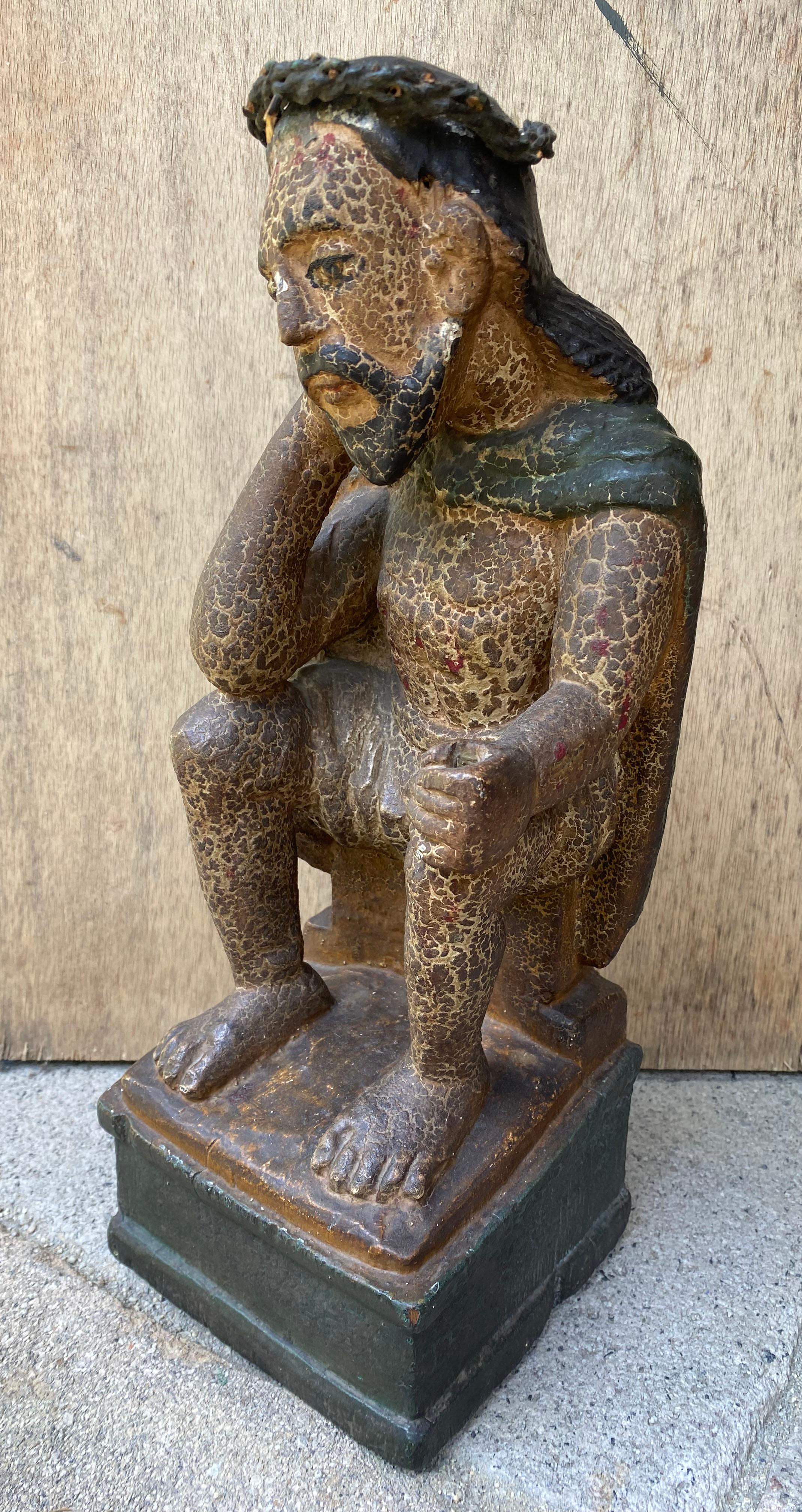 Questa suggestiva scultura devozionale ritrae Gesù in un momento di profonda riflessione prima della sua cattura nel Getsemani. Seduto, con una mano appoggiata alla guancia, An He contempla le sofferenze che lo attendono: la corona di spine, la