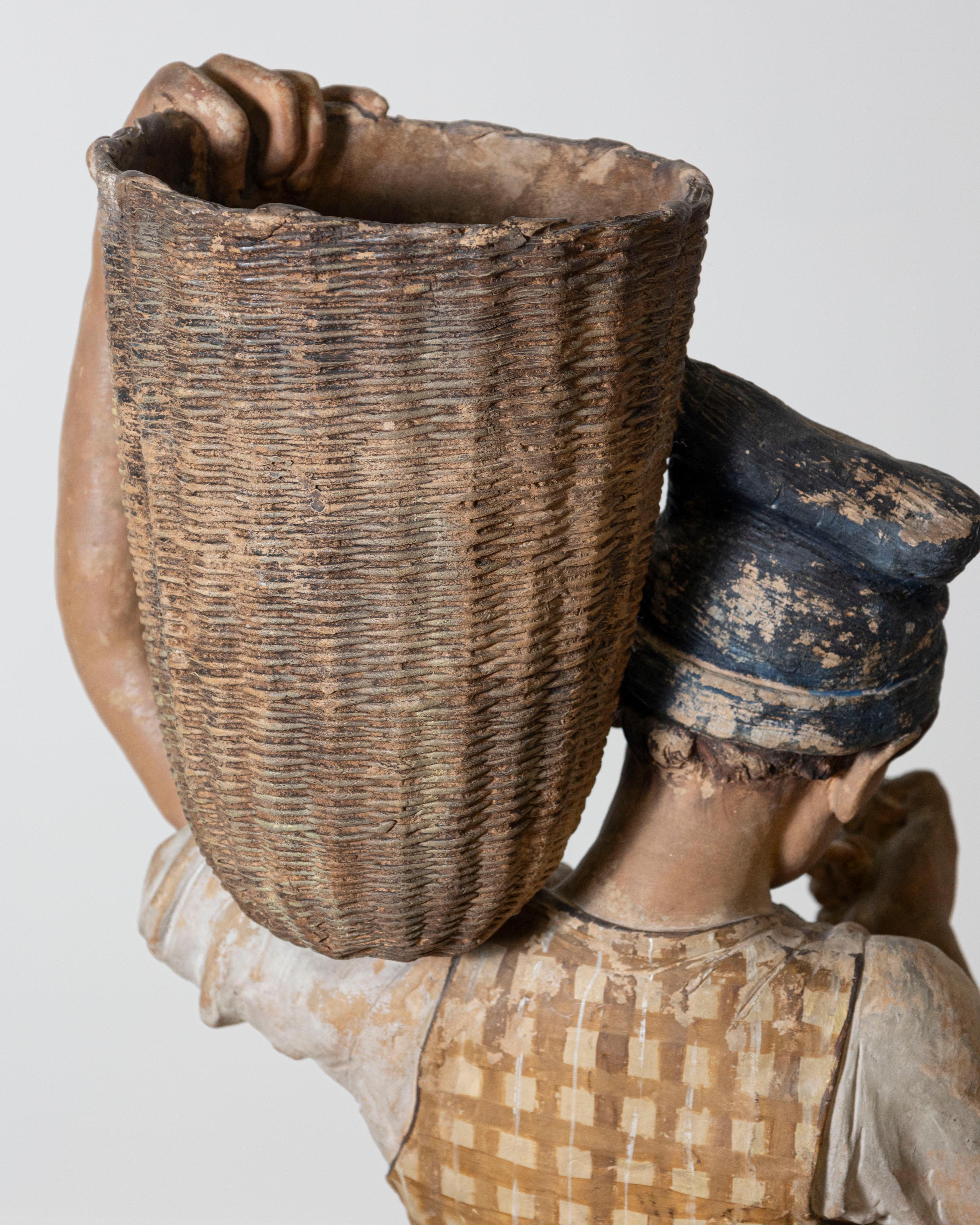 Figure d'un garçon avec panier peint en métal polychrome du 19ème siècle en vente 4