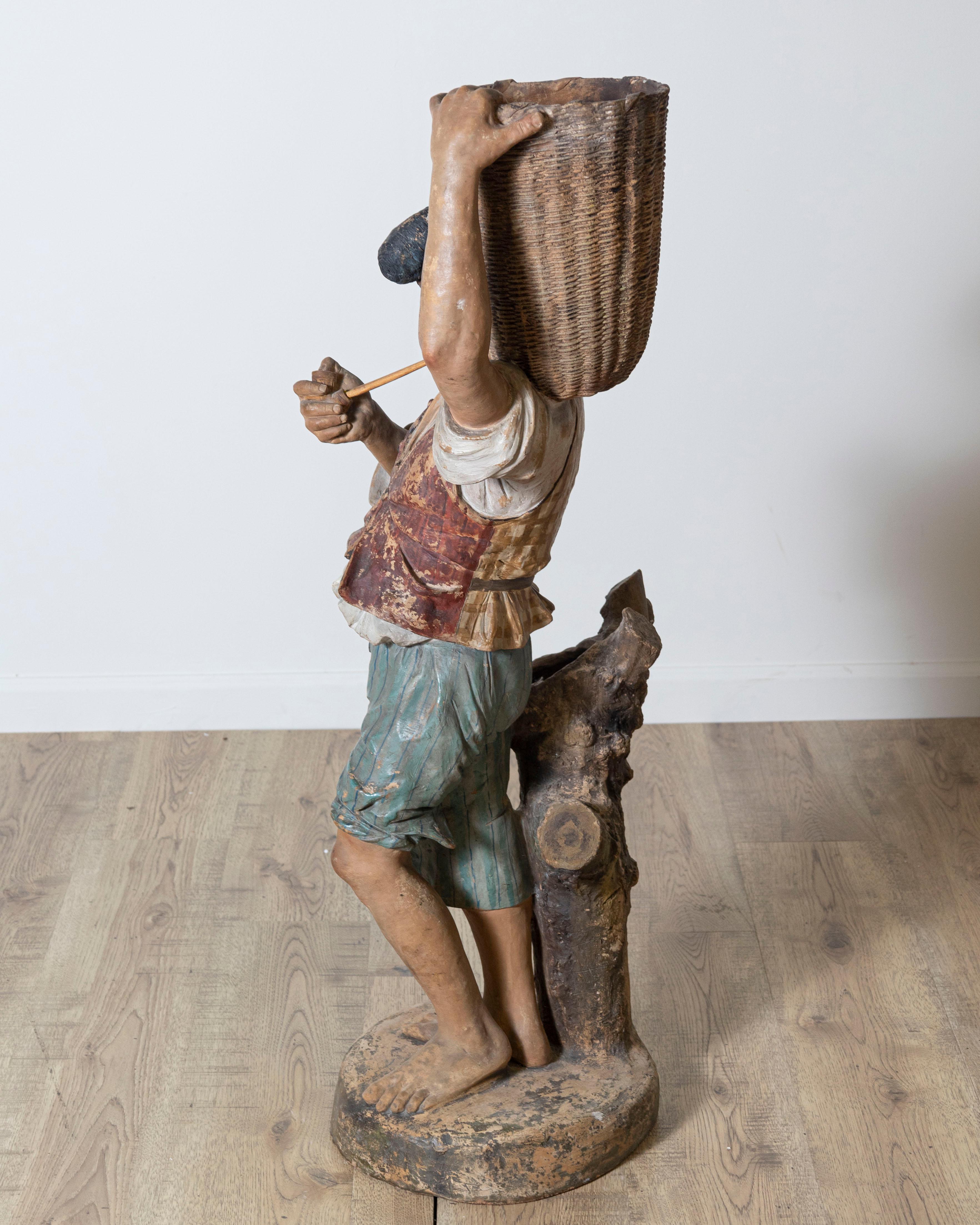 Figure d'un garçon avec panier peint en métal polychrome du 19ème siècle en vente 5