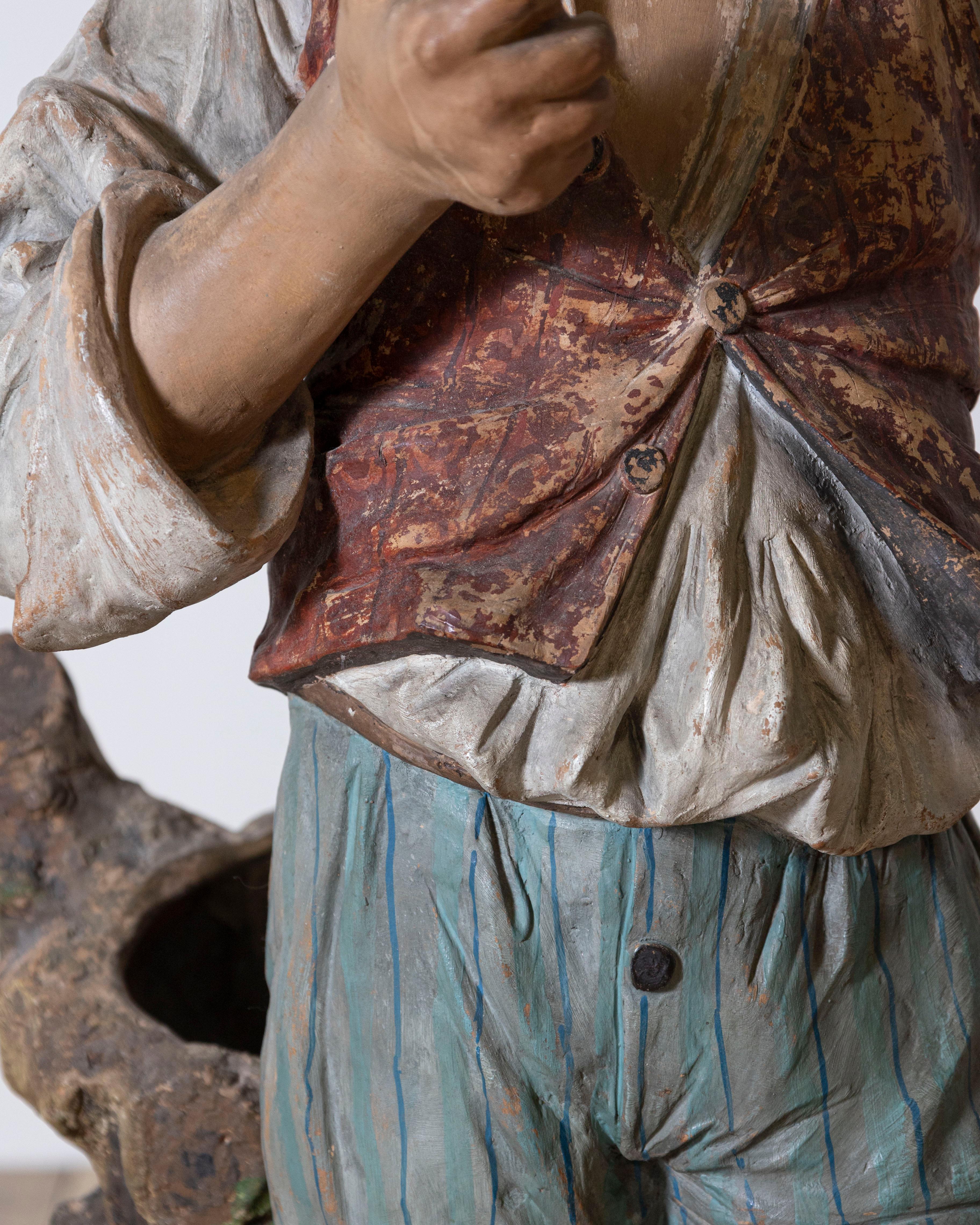 Figure d'un garçon avec panier peint en métal polychrome du 19ème siècle en vente 7