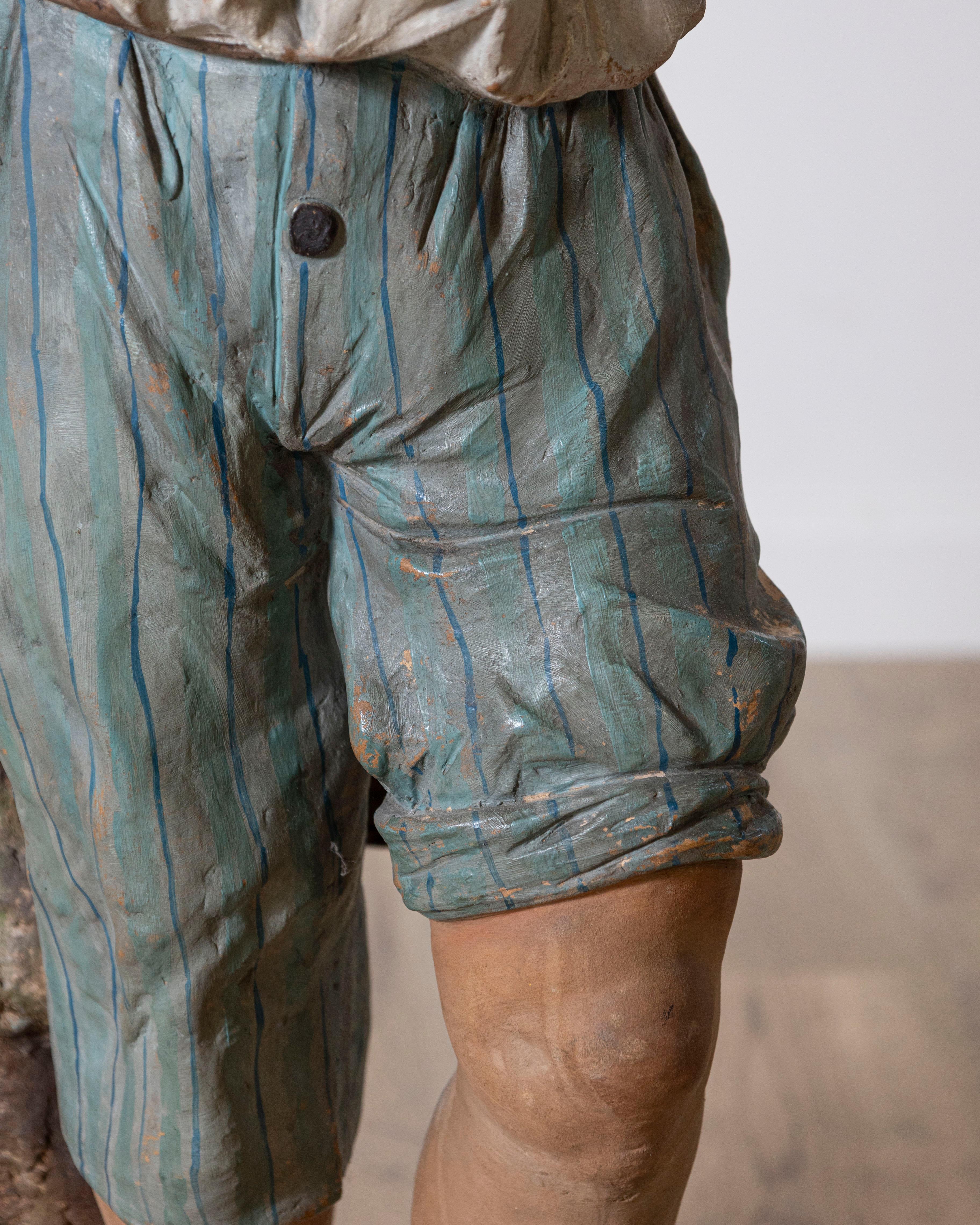 Figure d'un garçon avec panier peint en métal polychrome du 19ème siècle en vente 8