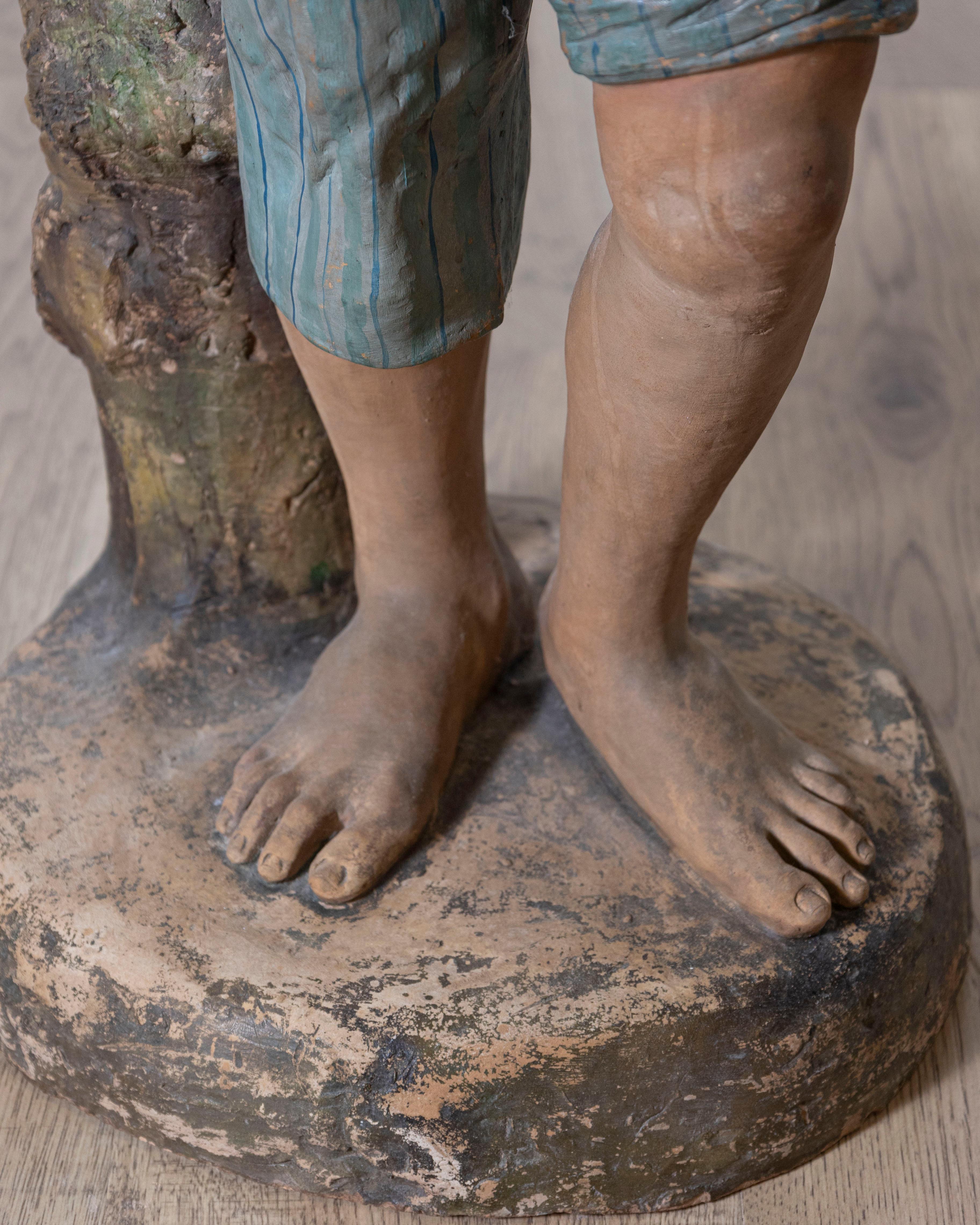 Figure d'un garçon avec panier peint en métal polychrome du 19ème siècle en vente 9