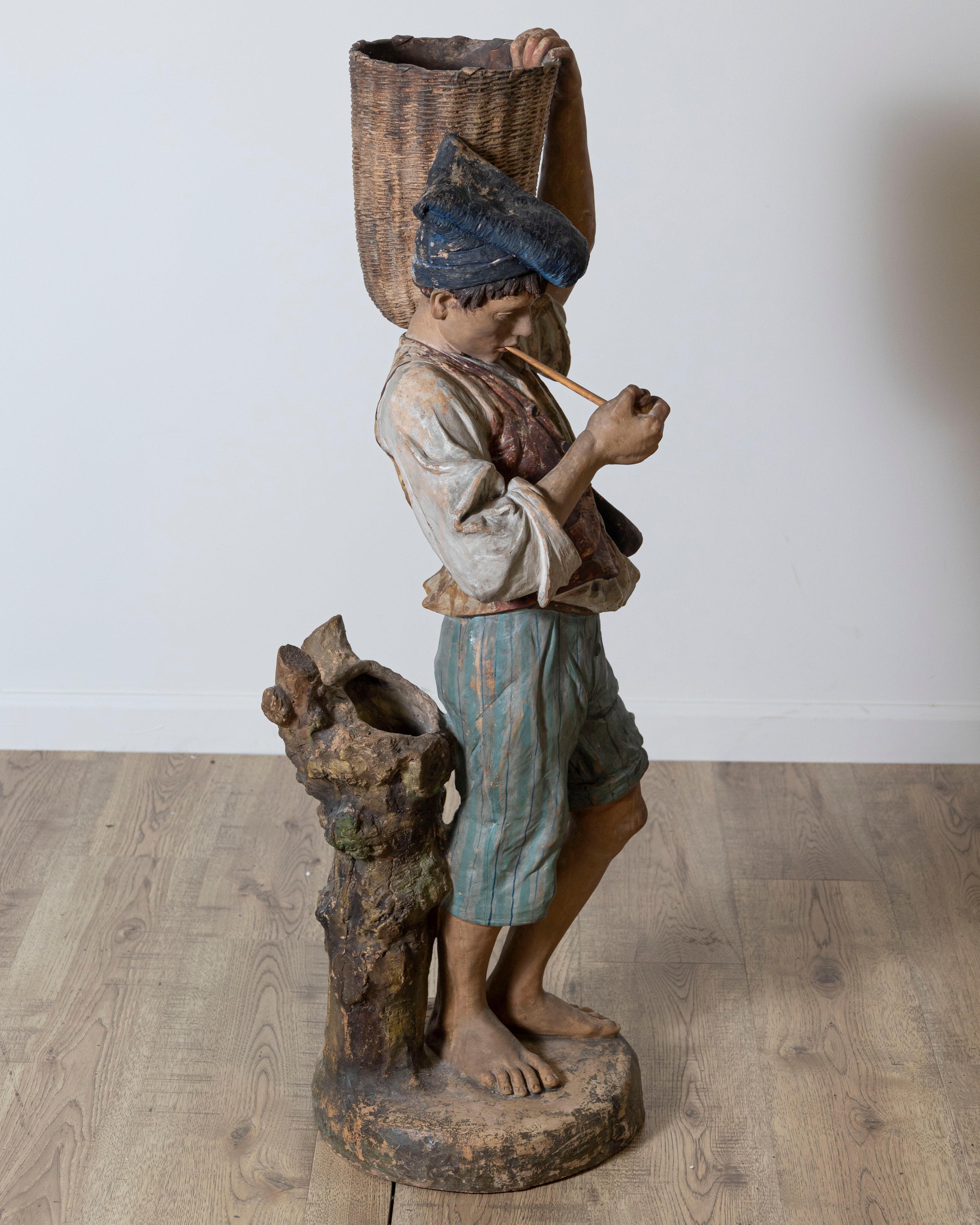italien Figure d'un garçon avec panier peint en métal polychrome du 19ème siècle en vente