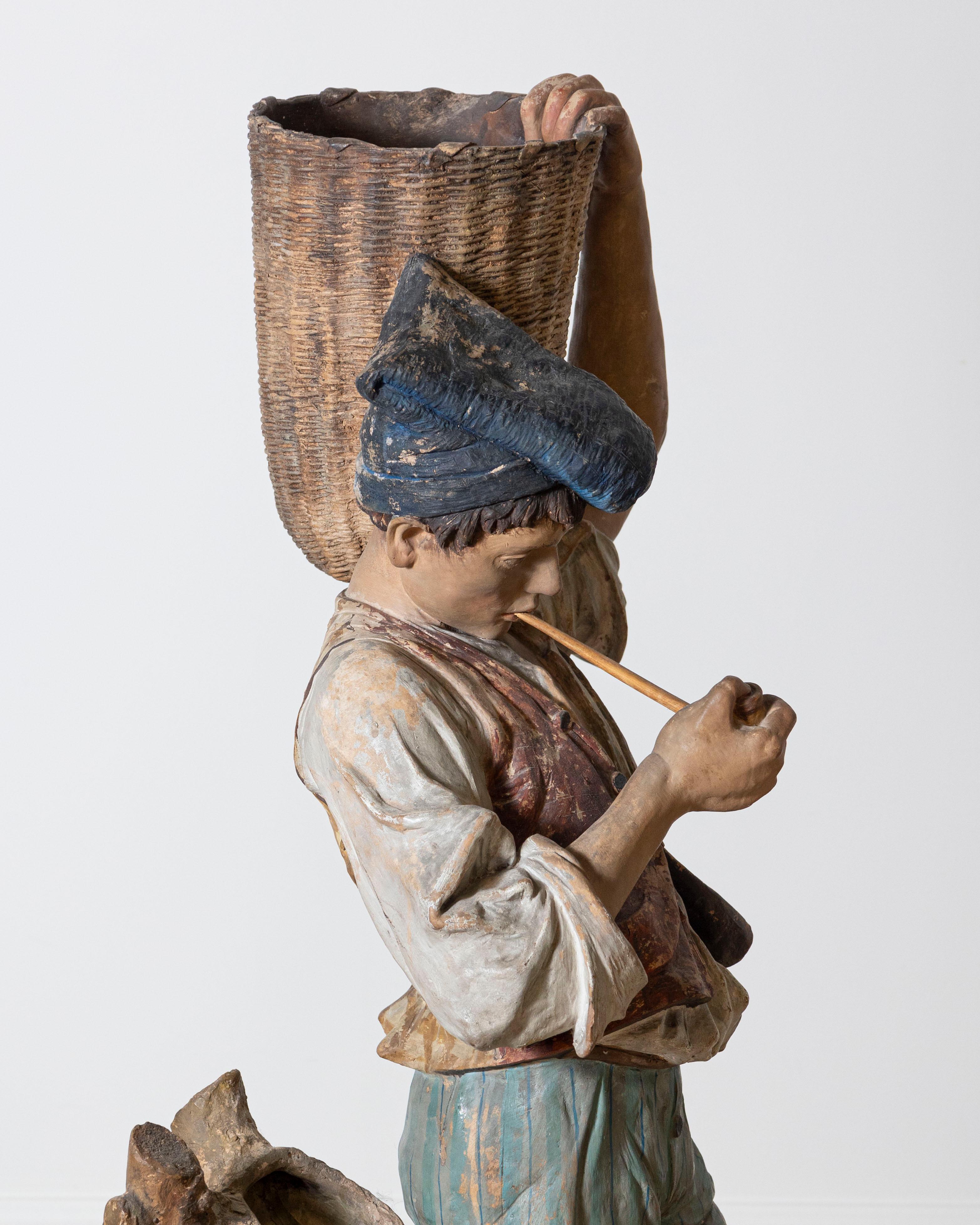 Figure d'un garçon avec panier peint en métal polychrome du 19ème siècle Bon état - En vente à Atlanta, GA