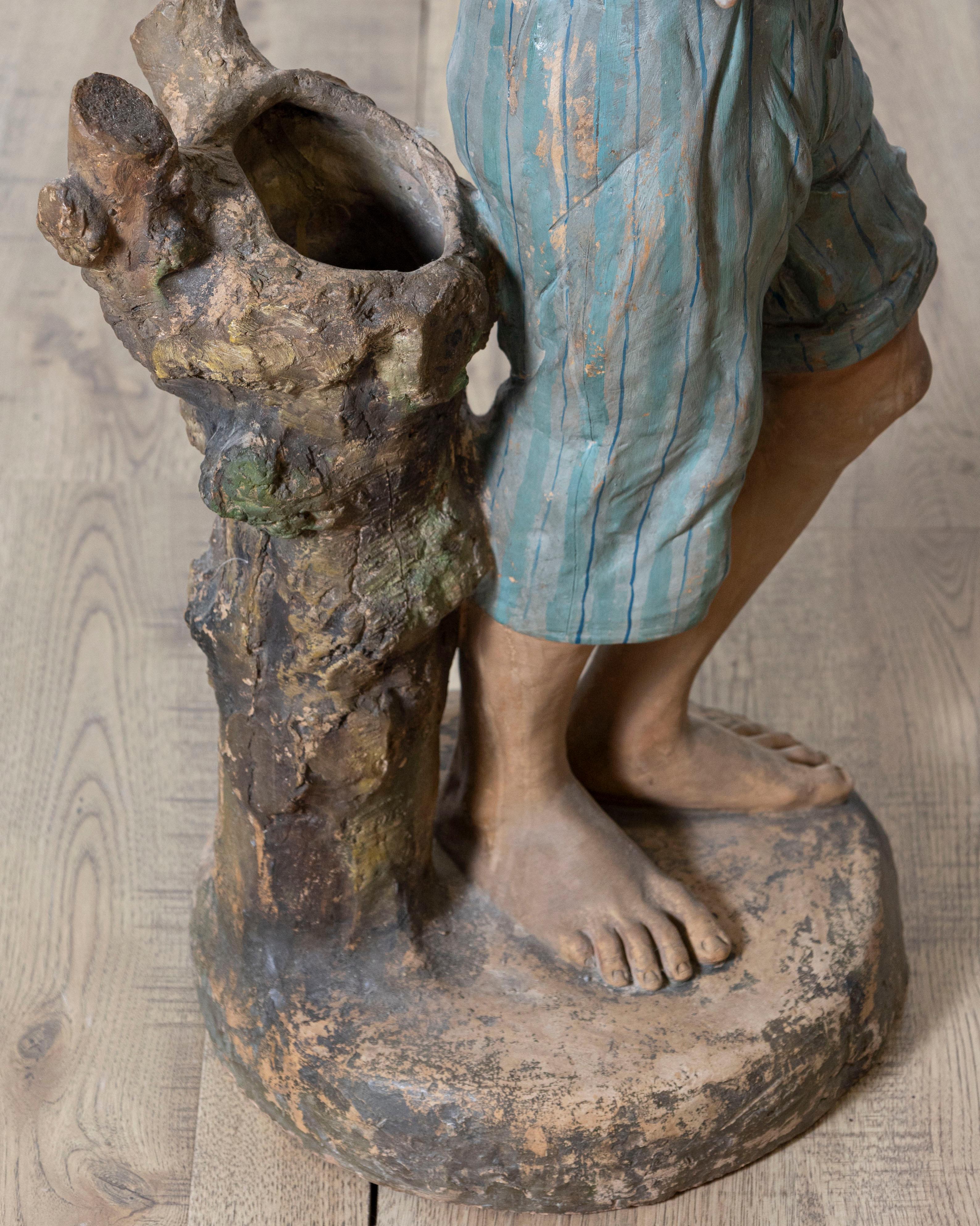 XIXe siècle Figure d'un garçon avec panier peint en métal polychrome du 19ème siècle en vente