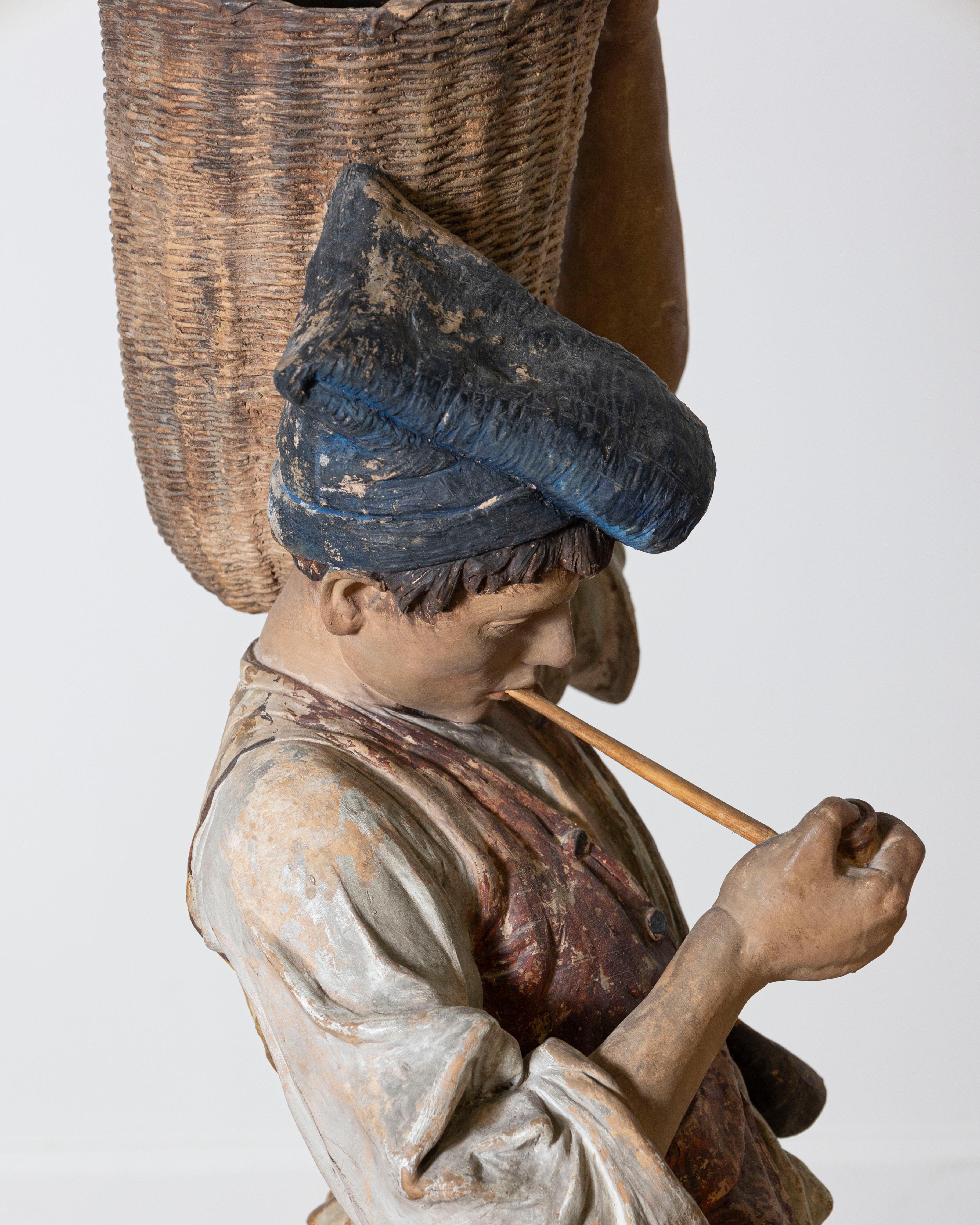 Métal Figure d'un garçon avec panier peint en métal polychrome du 19ème siècle en vente