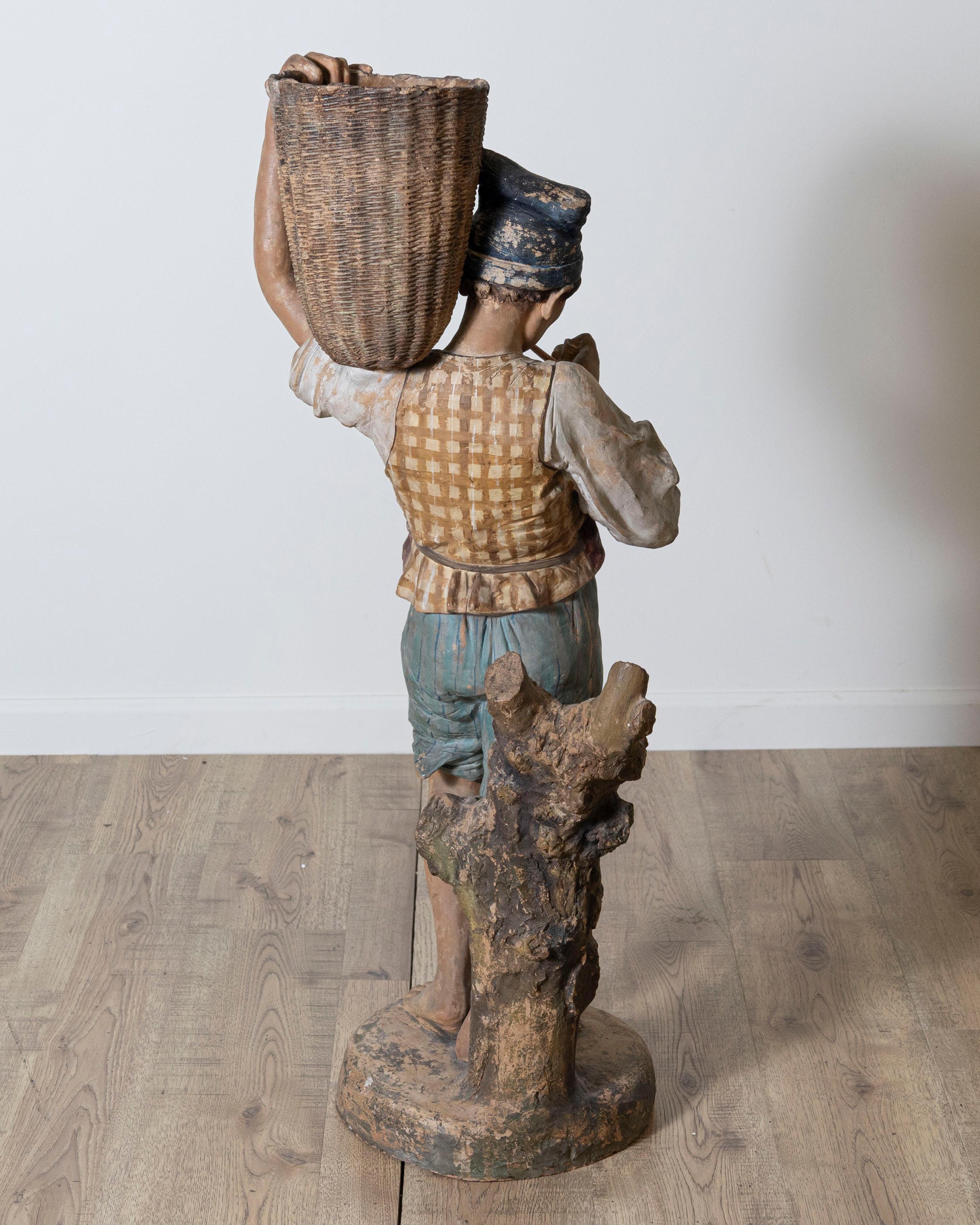 Figure d'un garçon avec panier peint en métal polychrome du 19ème siècle en vente 1