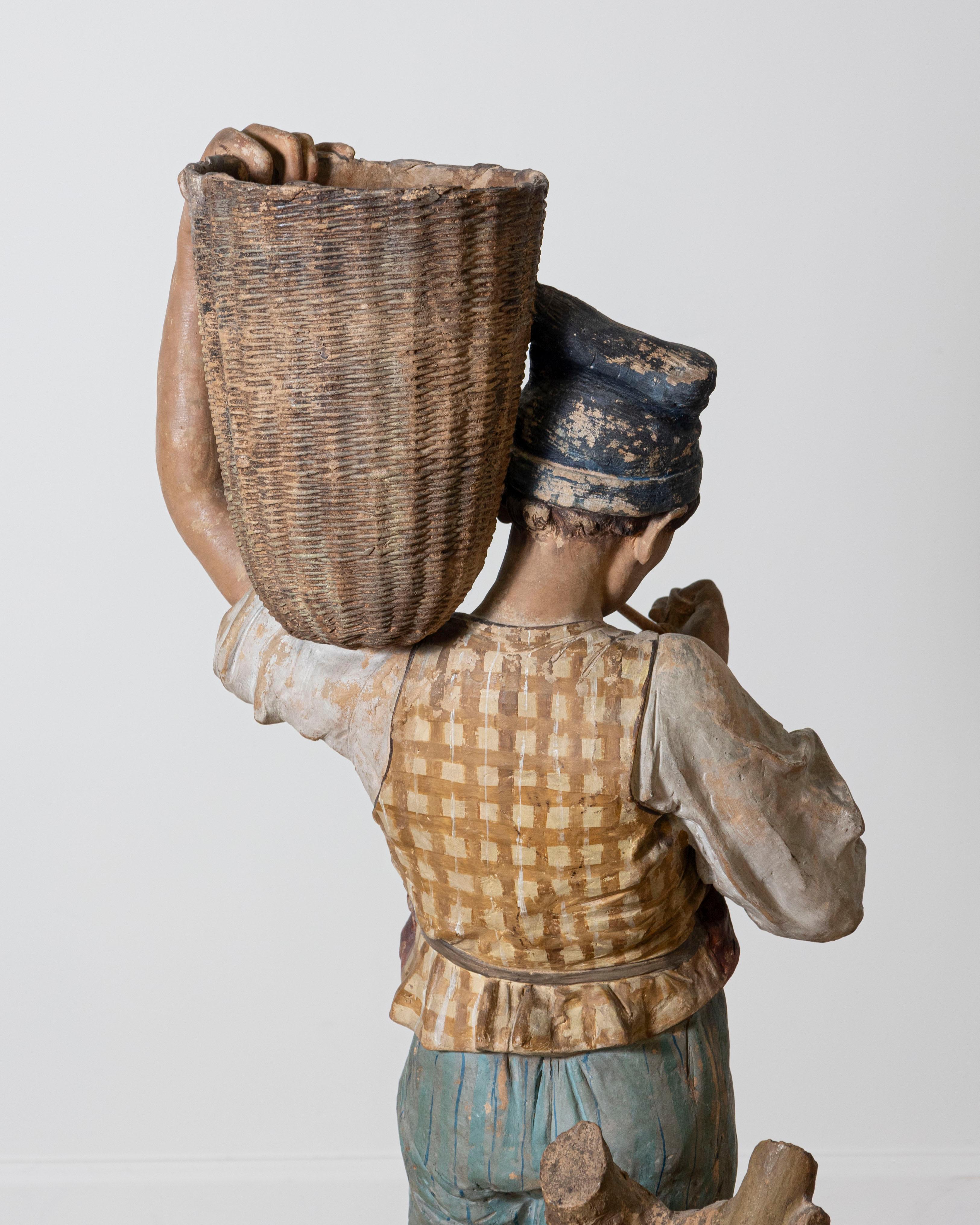 Figure d'un garçon avec panier peint en métal polychrome du 19ème siècle en vente 2