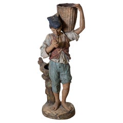 Figure d'un garçon avec panier peint en métal polychrome du 19ème siècle