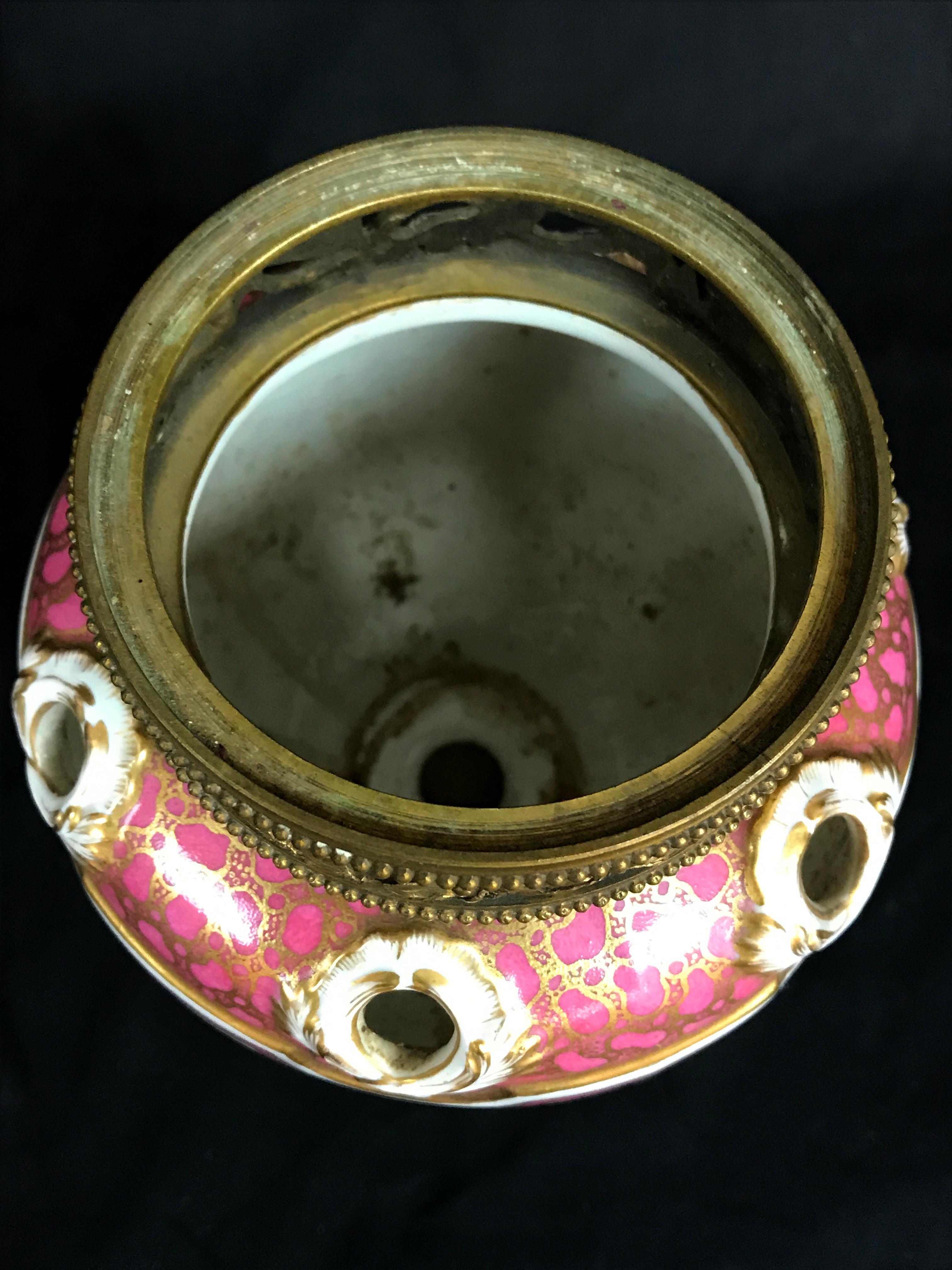 brûle-parfum français du XIXe siècle en porcelaine polychrome et bronze doré en vente 3