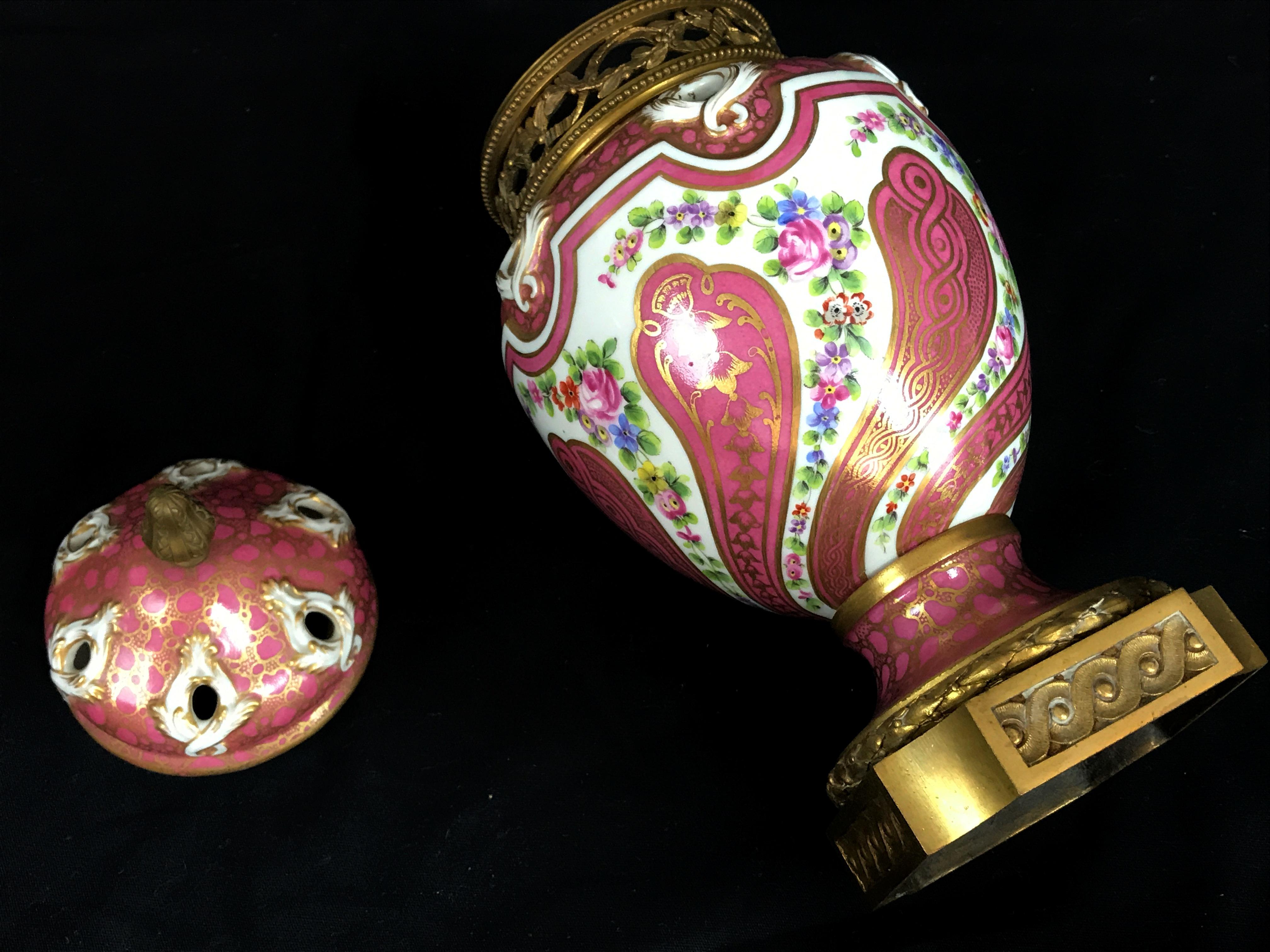 brûle-parfum français du XIXe siècle en porcelaine polychrome et bronze doré en vente 4