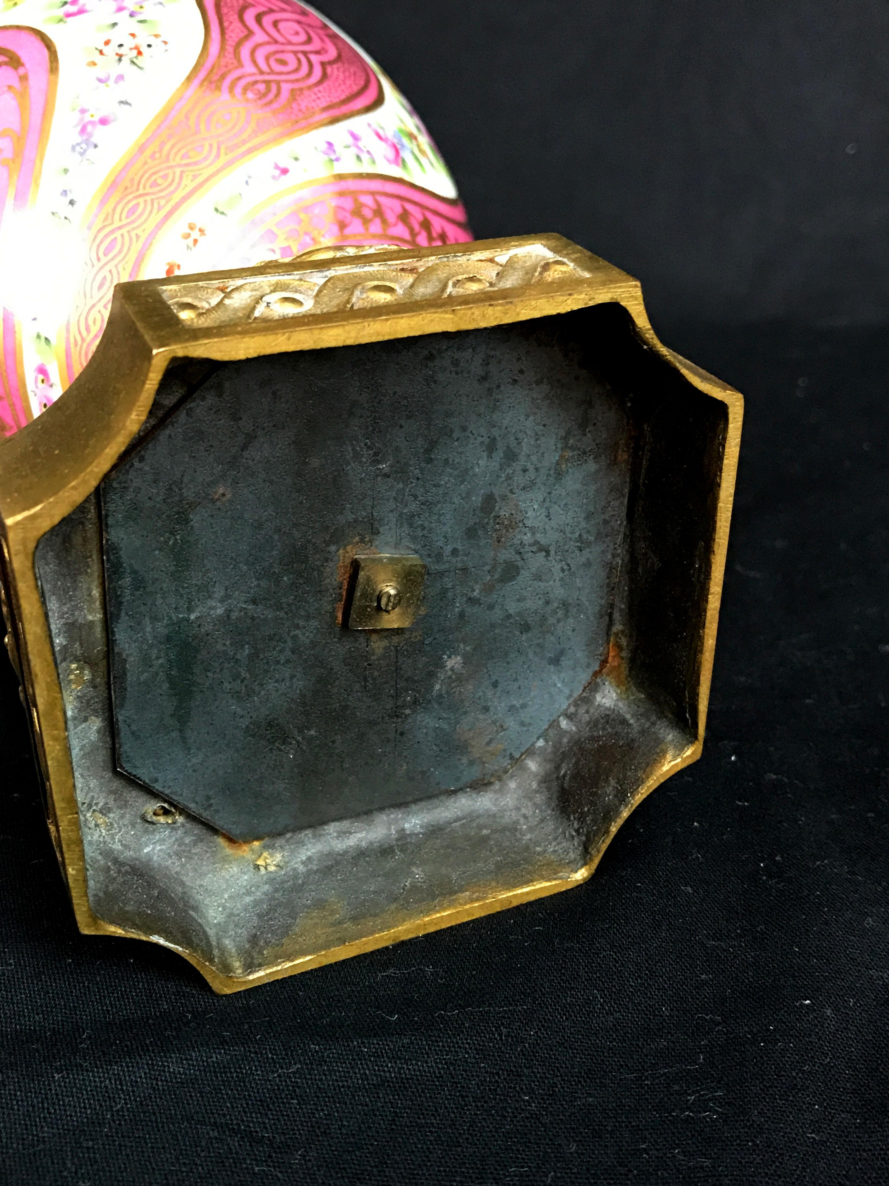 brûle-parfum français du XIXe siècle en porcelaine polychrome et bronze doré en vente 5