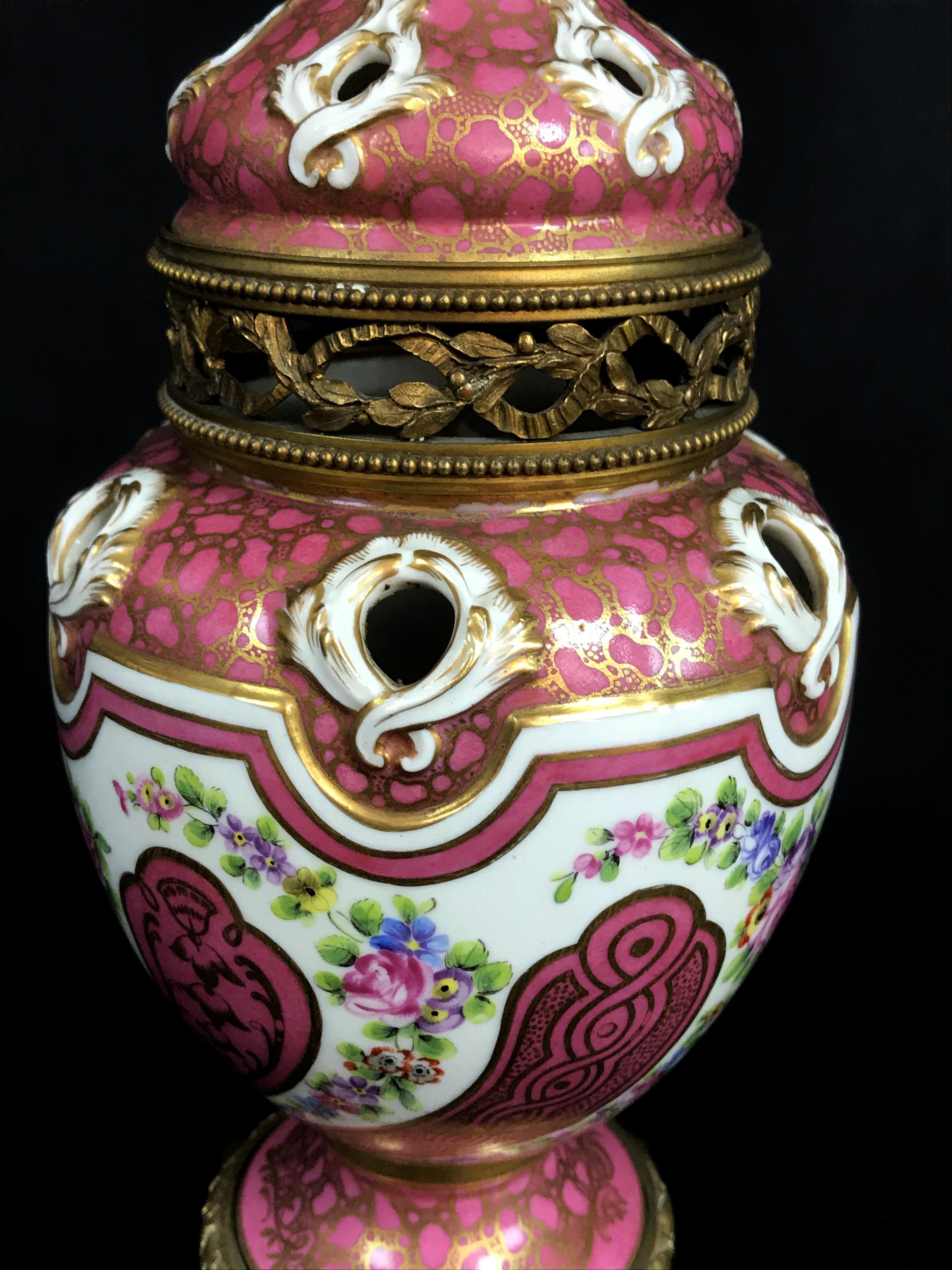Louis XVI brûle-parfum français du XIXe siècle en porcelaine polychrome et bronze doré en vente