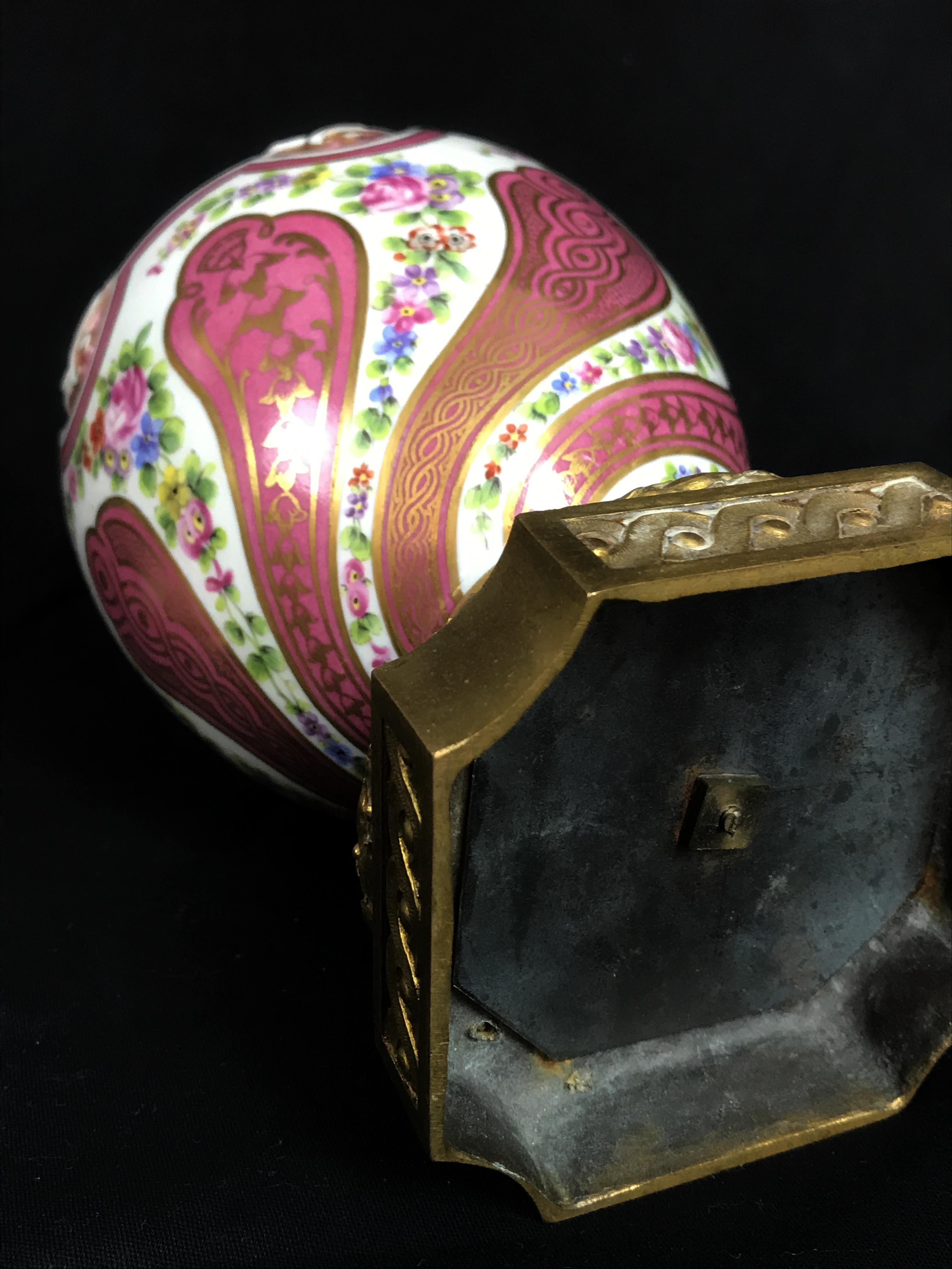 Français brûle-parfum français du XIXe siècle en porcelaine polychrome et bronze doré en vente