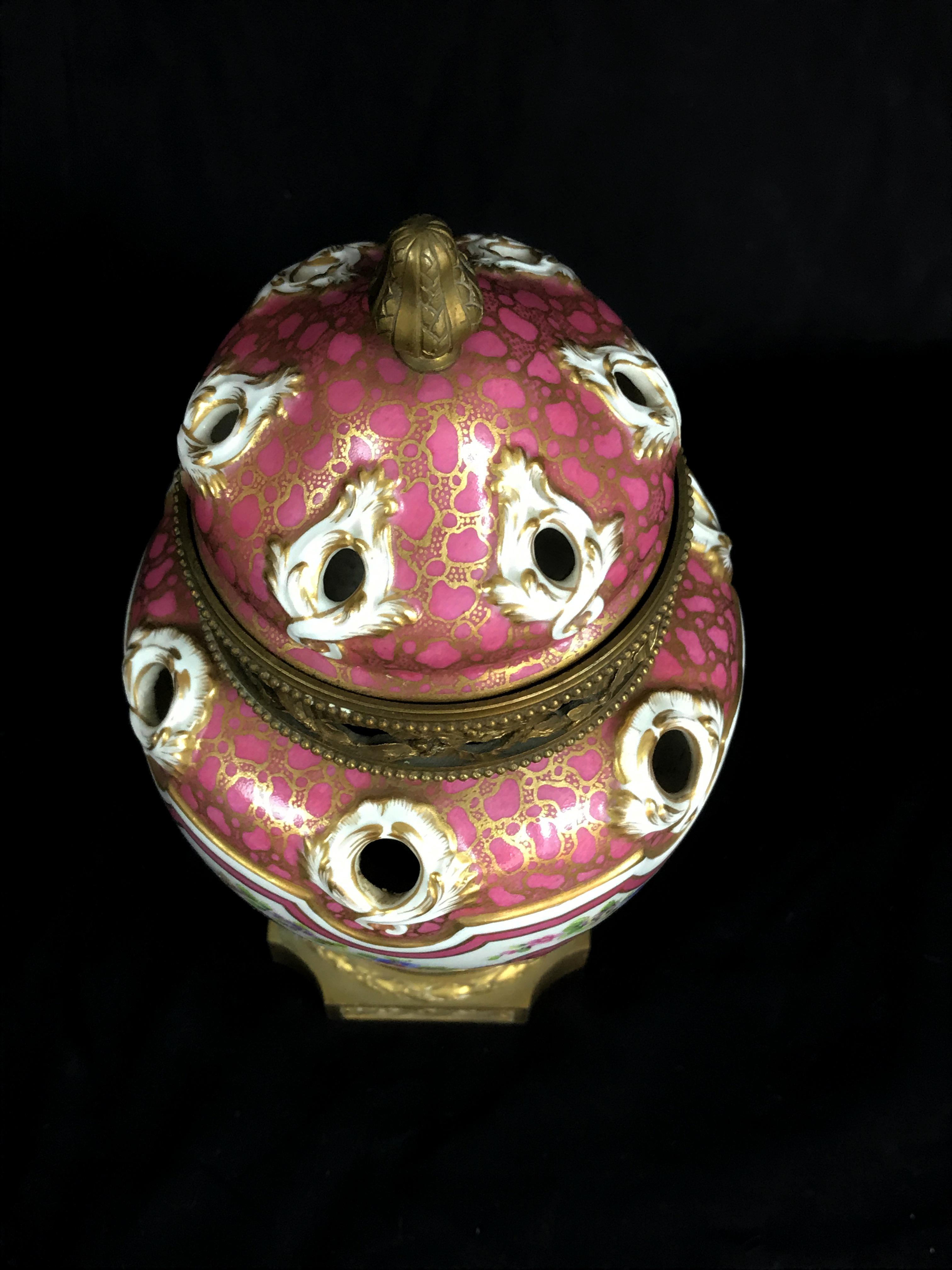 Doré brûle-parfum français du XIXe siècle en porcelaine polychrome et bronze doré en vente