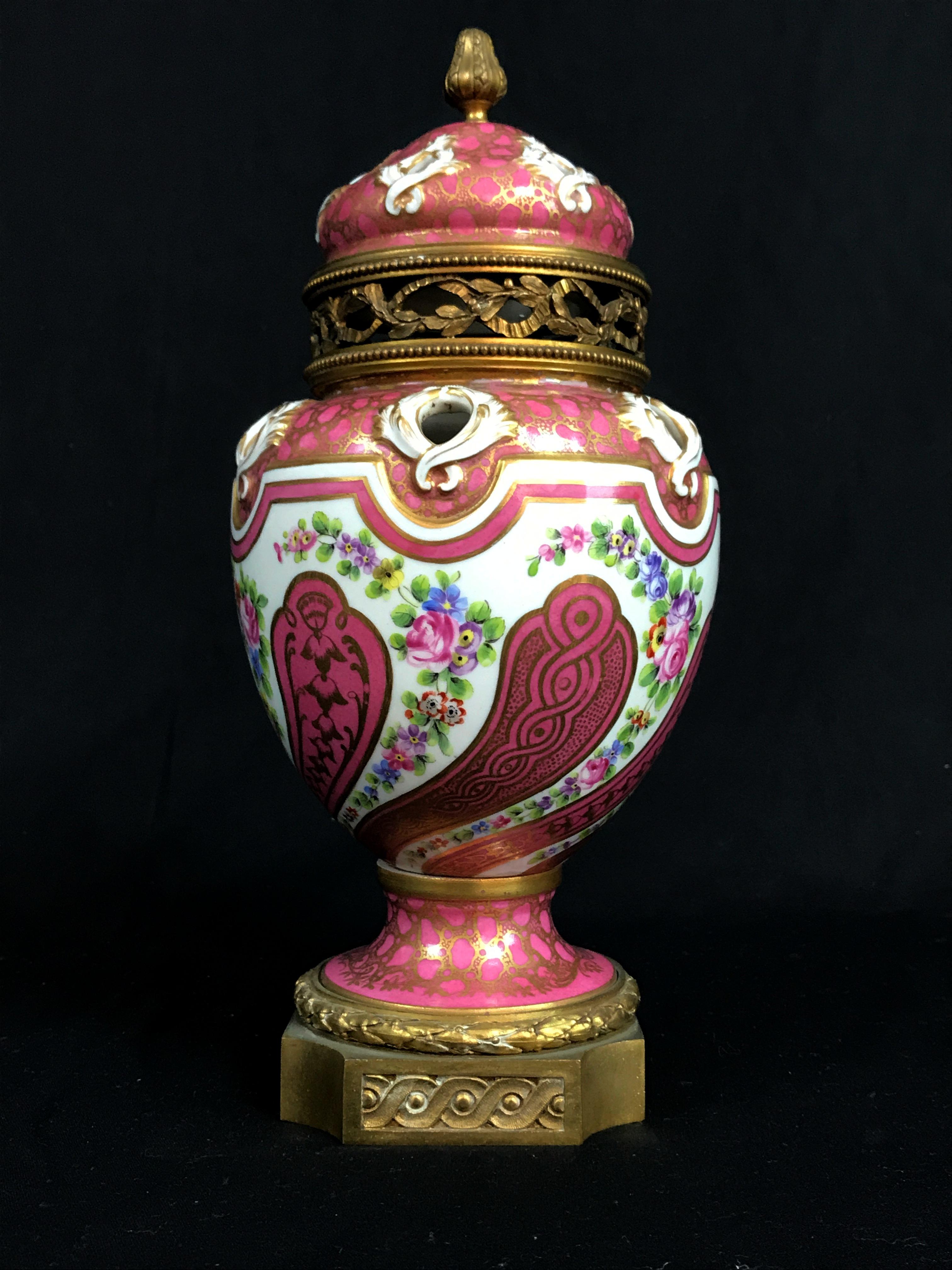 brûle-parfum français du XIXe siècle en porcelaine polychrome et bronze doré en vente 1