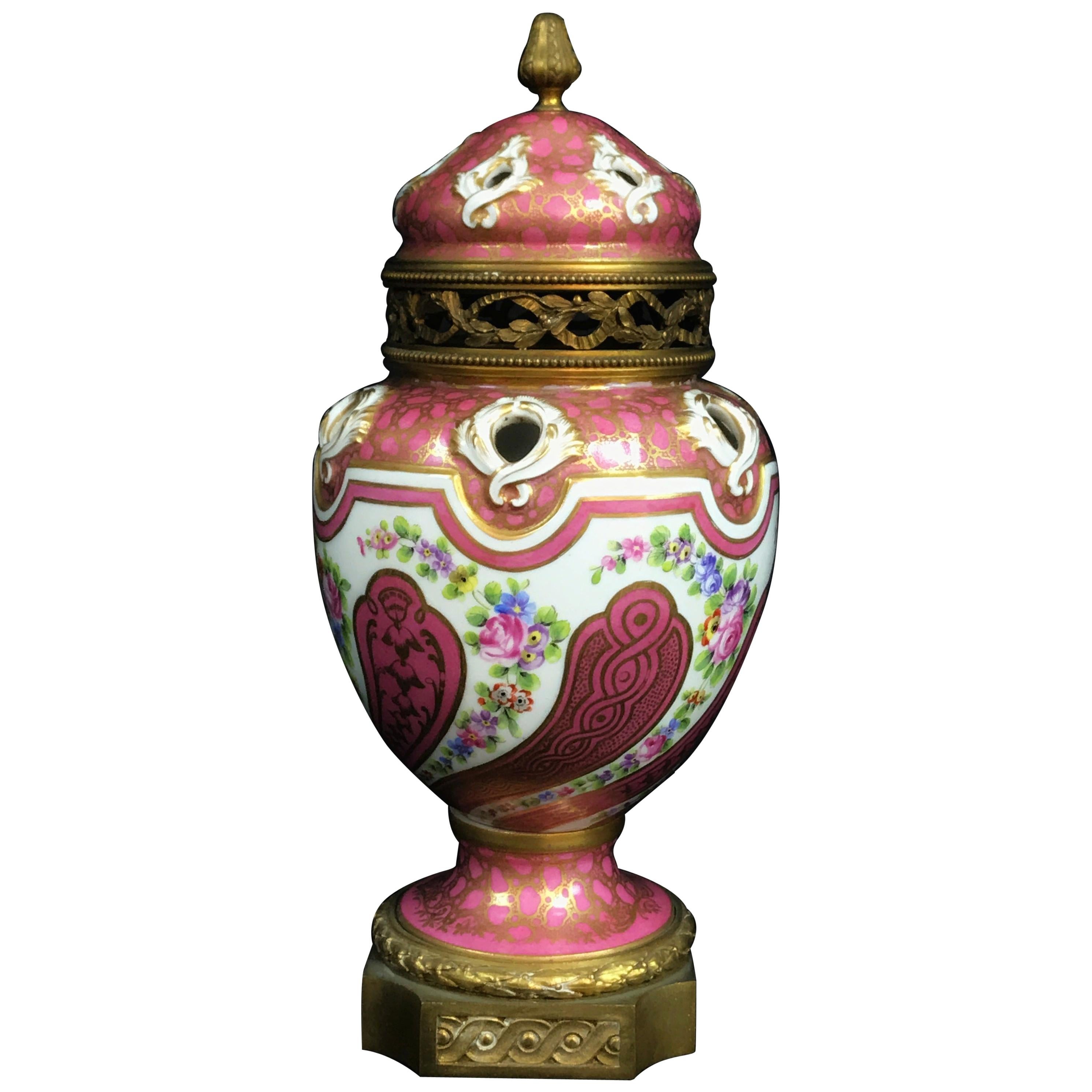 brûle-parfum français du XIXe siècle en porcelaine polychrome et bronze doré en vente