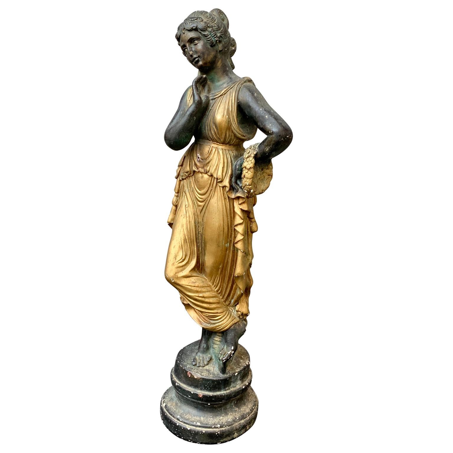 Sculpture italienne originale en plâtre peint représentant un jeune  Femme romaine portant une belle robe dorée et une couronne de fleurs. Cette dame souriante bien sculptée pourrait être ce qu'on appelle un souvenir de 