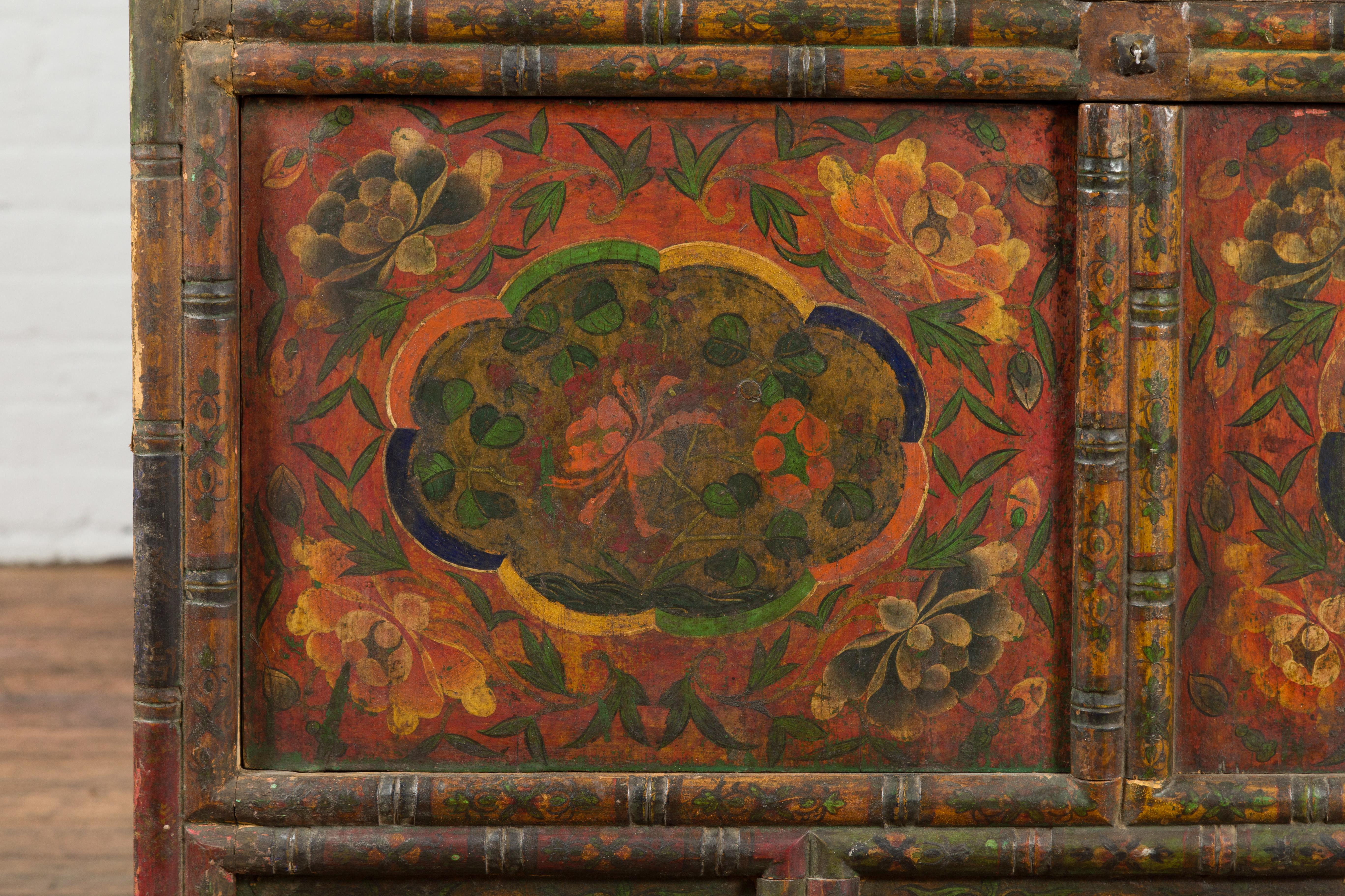 Meuble de rangement tibétain polychrome du 19ème siècle avec doubles portes et cartouches peints en vente 3