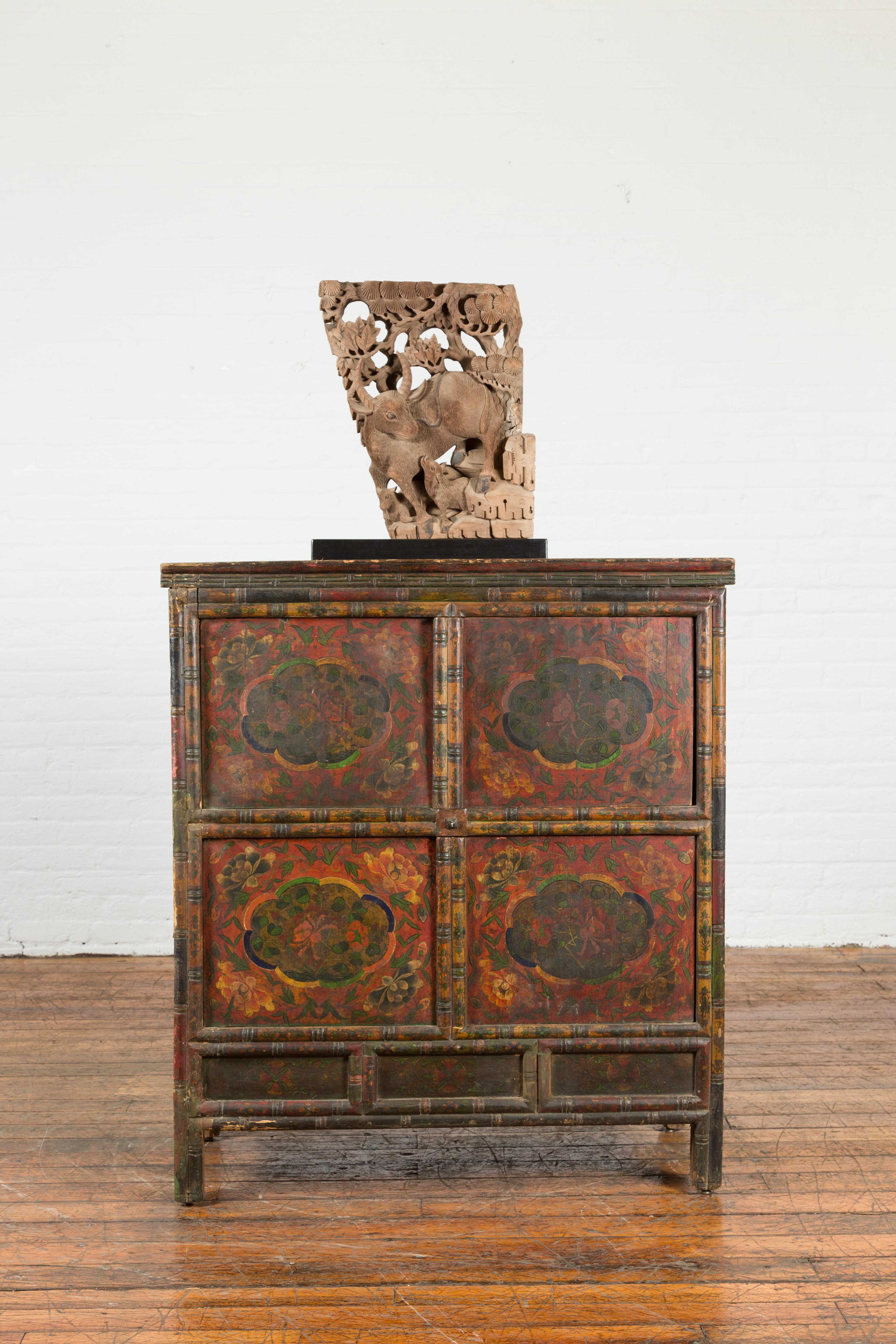 Meuble de rangement tibétain polychrome du 19ème siècle avec doubles portes et cartouches peints Bon état - En vente à Yonkers, NY