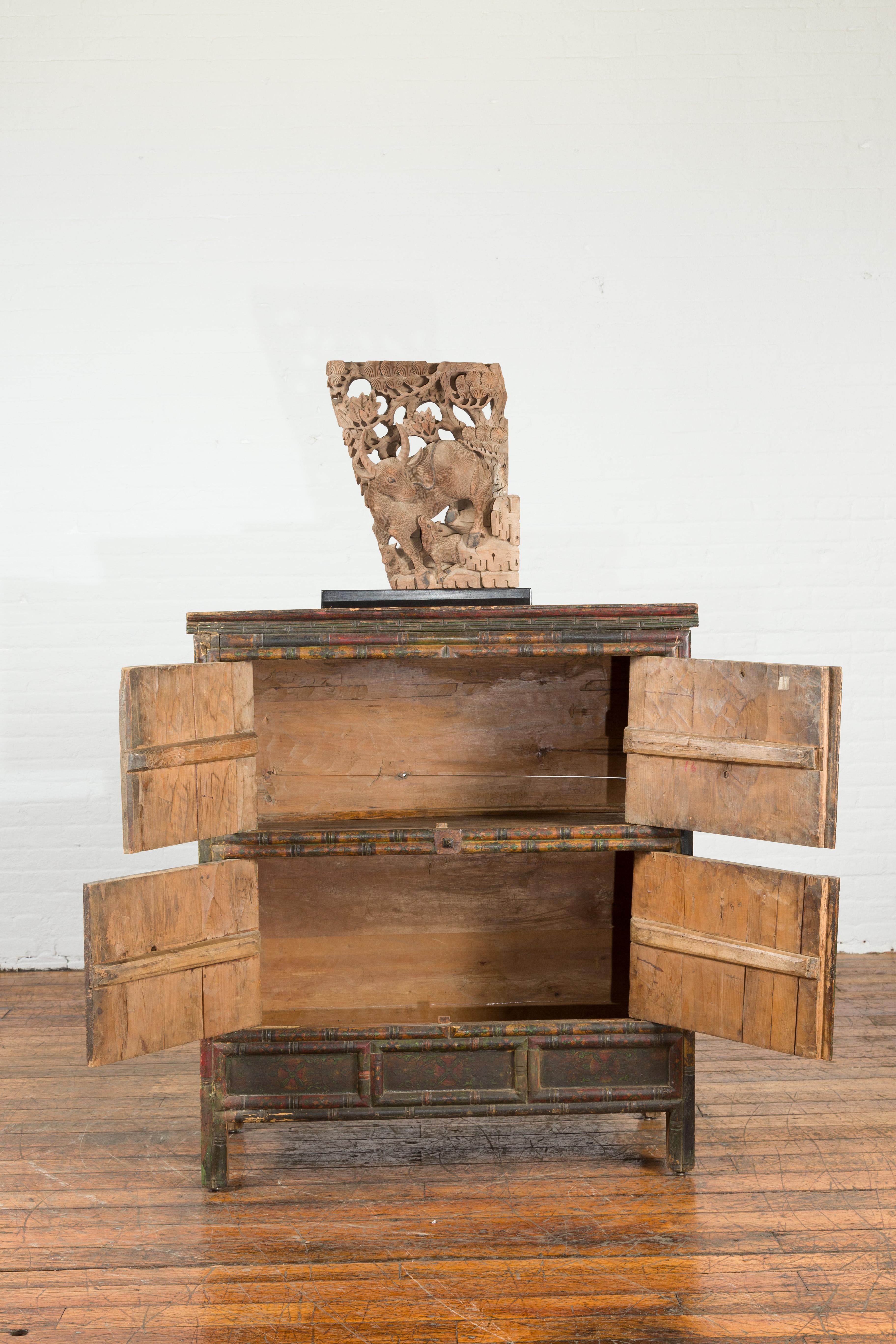 XIXe siècle Meuble de rangement tibétain polychrome du 19ème siècle avec doubles portes et cartouches peints en vente