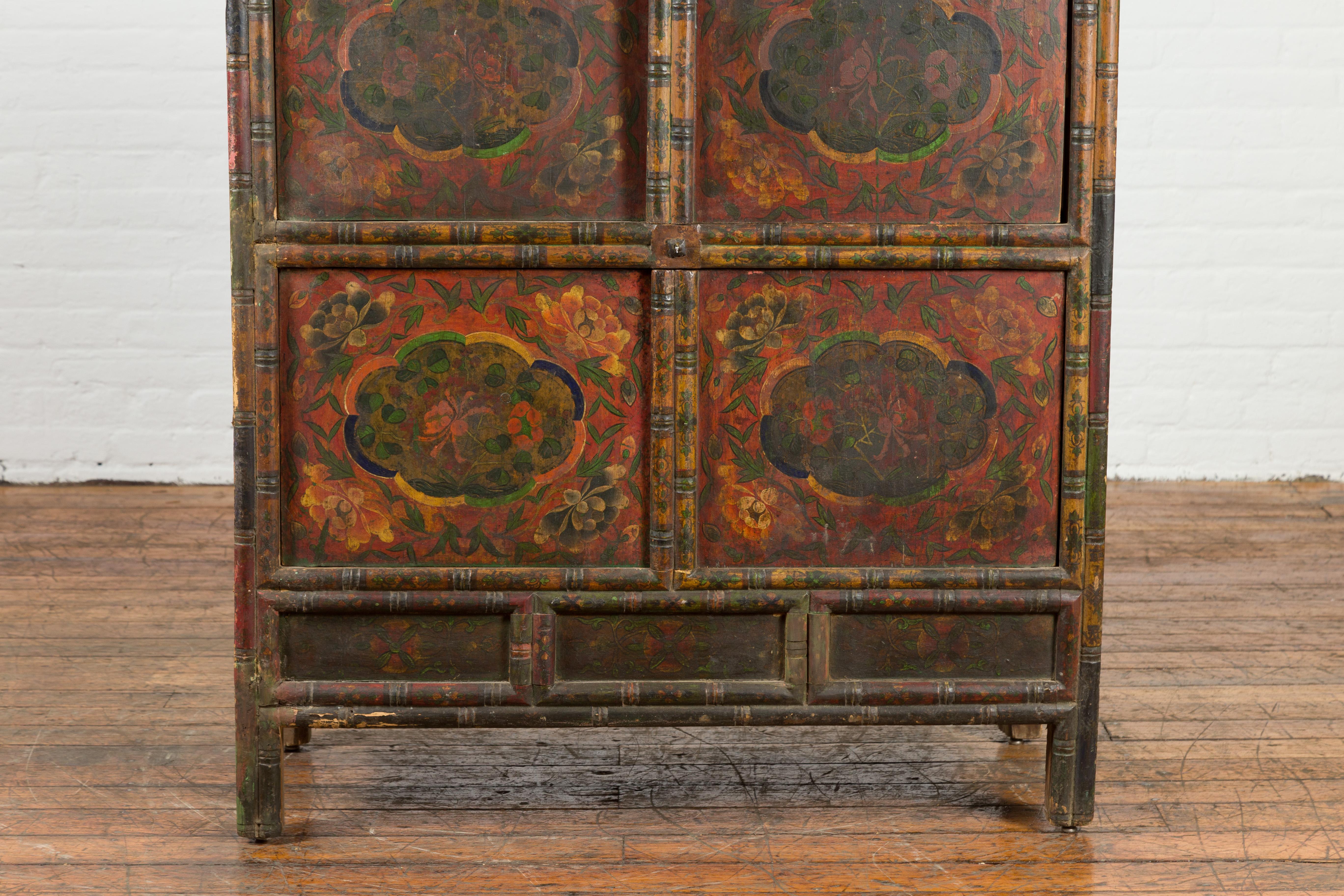 Polychromer tibetischer Schrank des 19. Jahrhunderts mit Doppeltüren und bemalten Kartuschen im Angebot 2