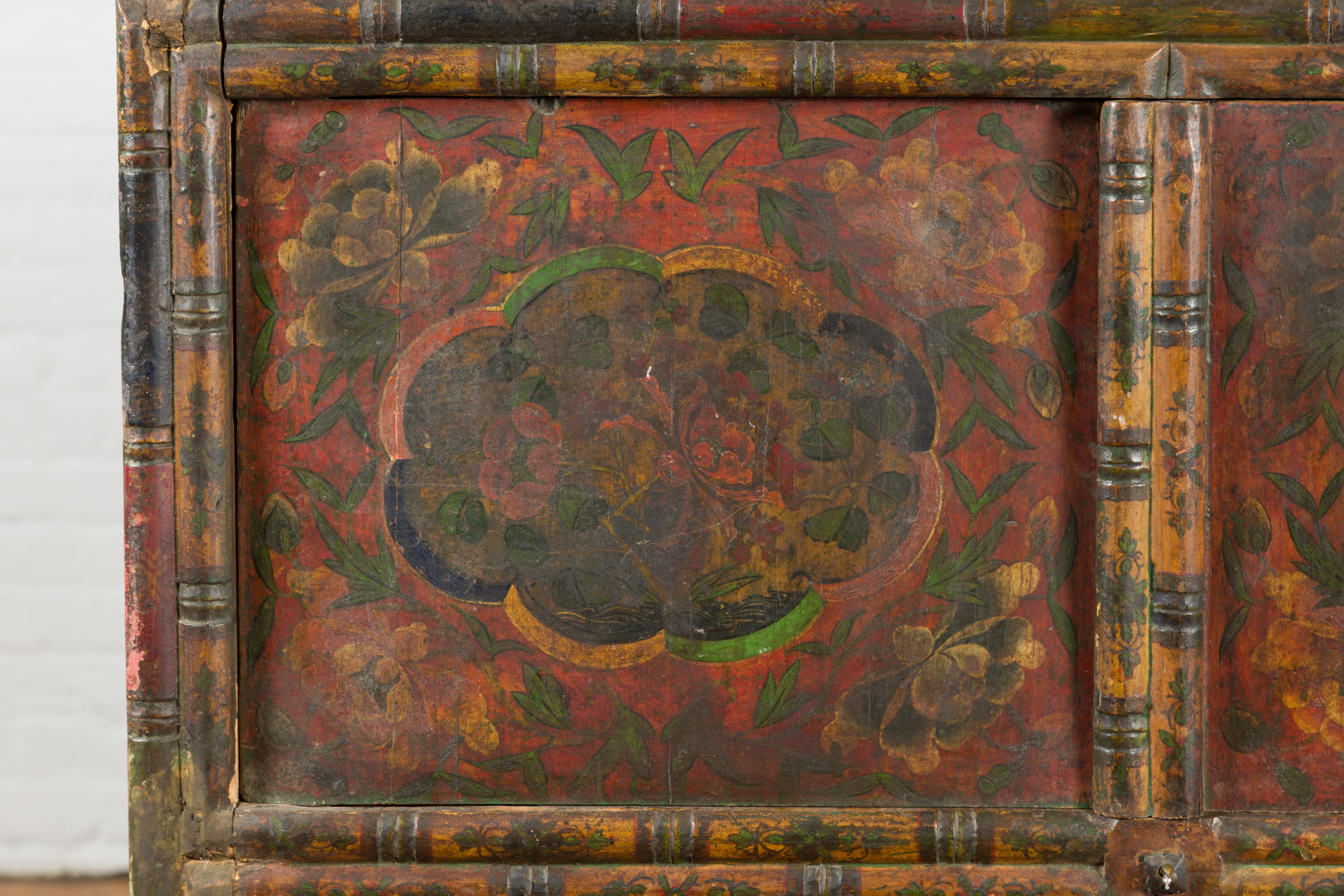 Meuble de rangement tibétain polychrome du 19ème siècle avec doubles portes et cartouches peints en vente 2