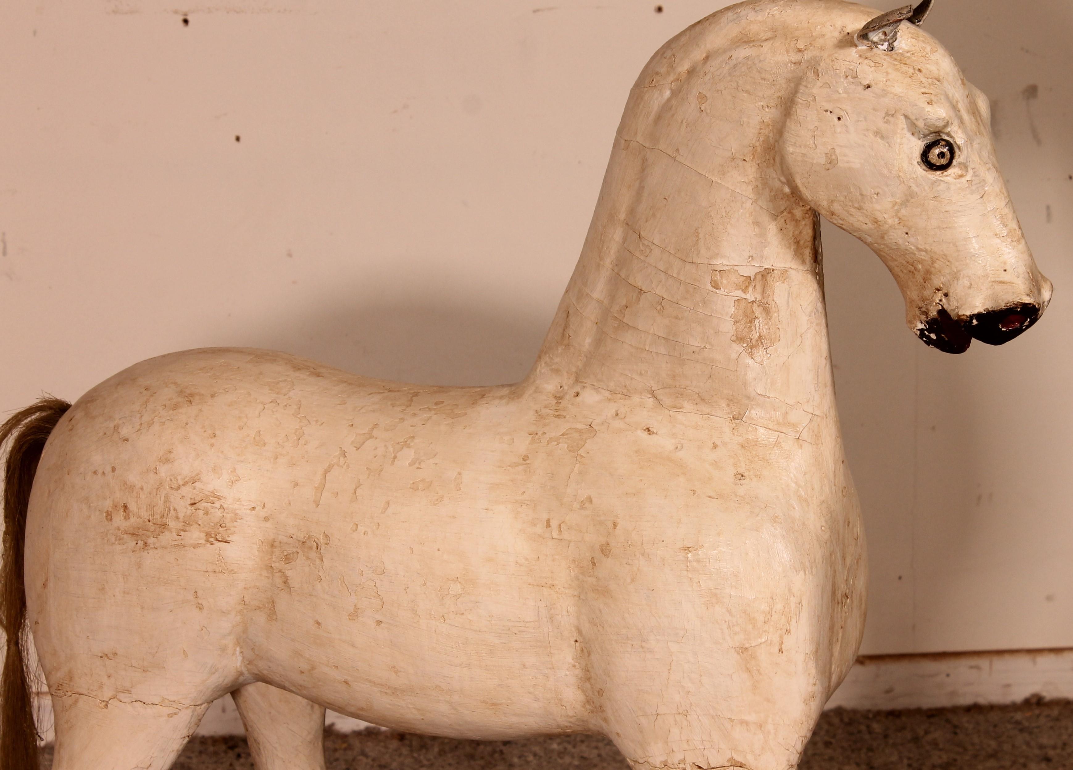 Elegant cheval en bois sculpté du 19ème siècle en bois polychrome d'Angleterre.

Très beau mouvement qui a beaucoup de charme
belle patine
les dimensions incluent la planche inférieure