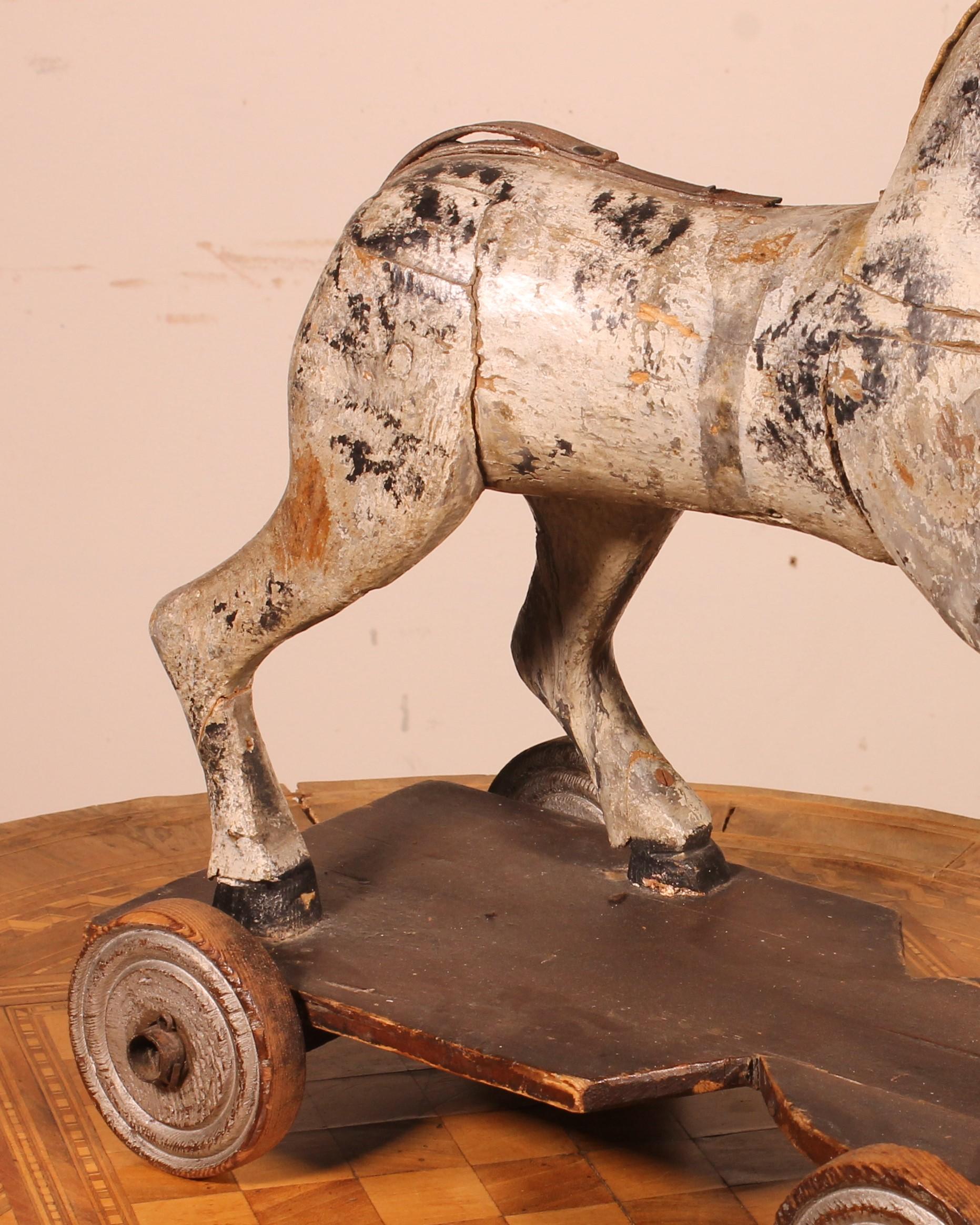 Britannique Cheval en bois polychrome du 19ème siècle en vente