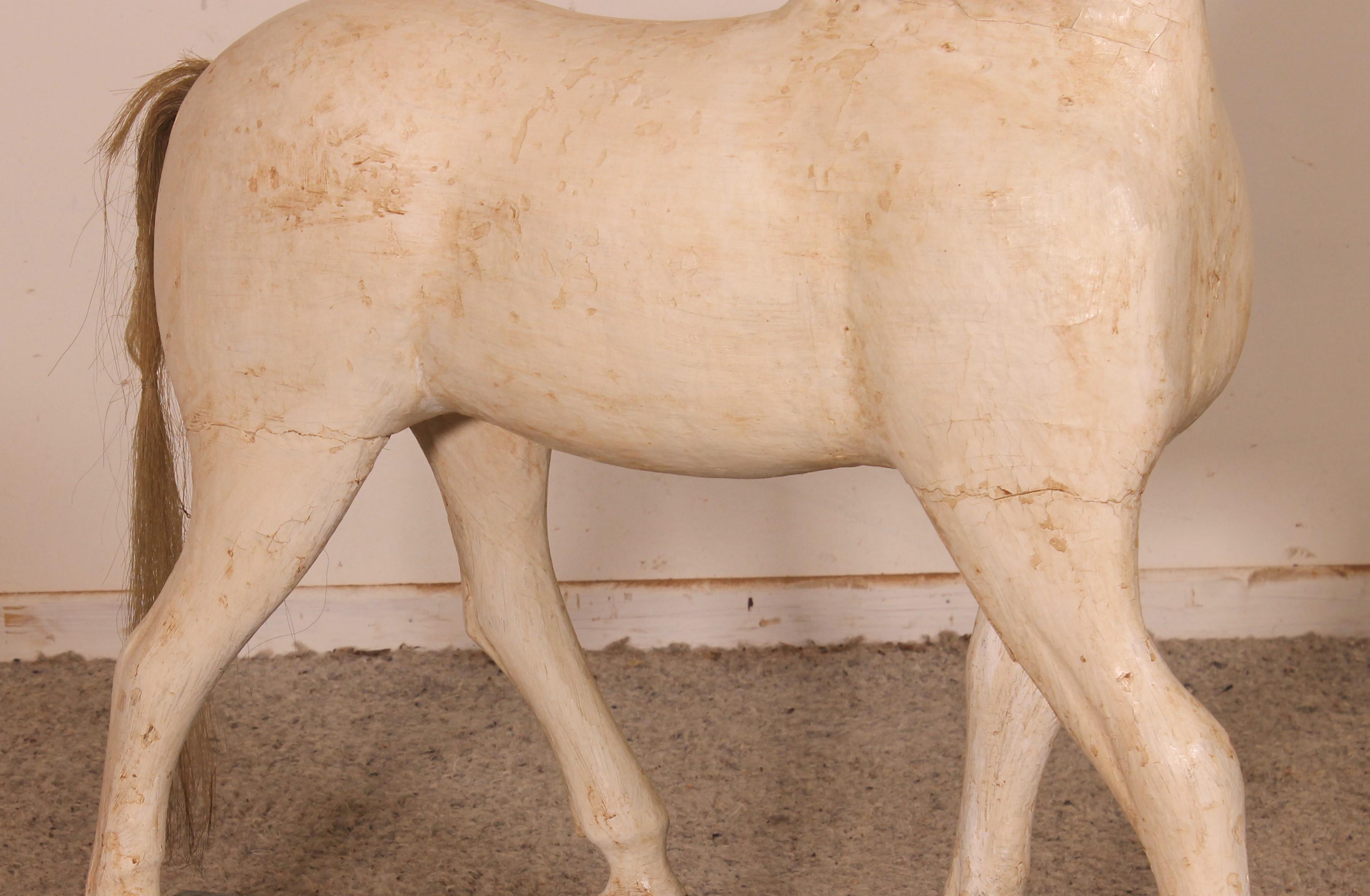 Britannique Cheval en bois polychrome du 19ème siècle en vente