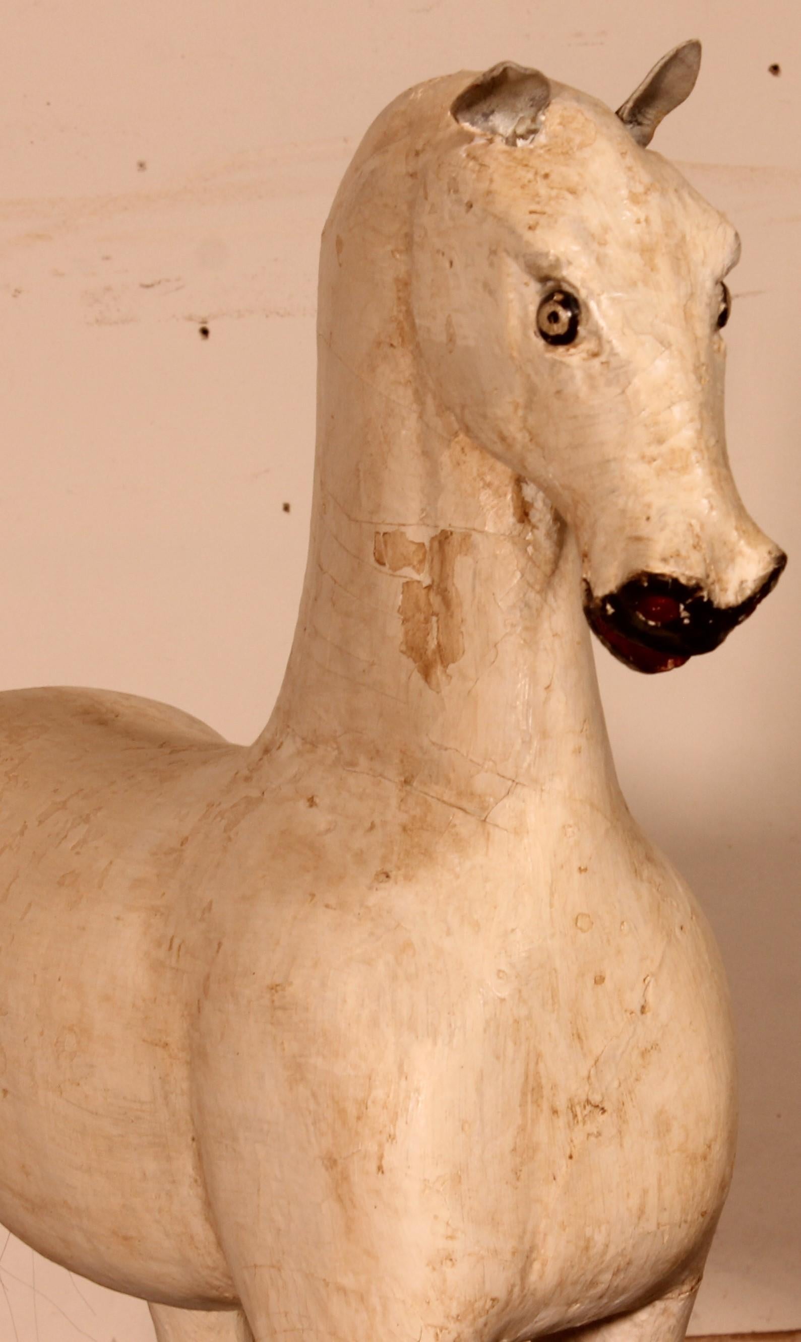 Cheval en bois polychrome du 19ème siècle Bon état - En vente à Brussels, Brussels