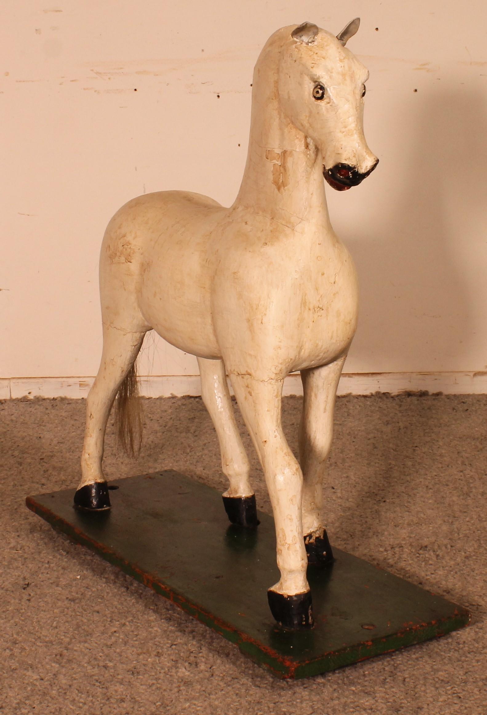 XIXe siècle Cheval en bois polychrome du 19ème siècle en vente