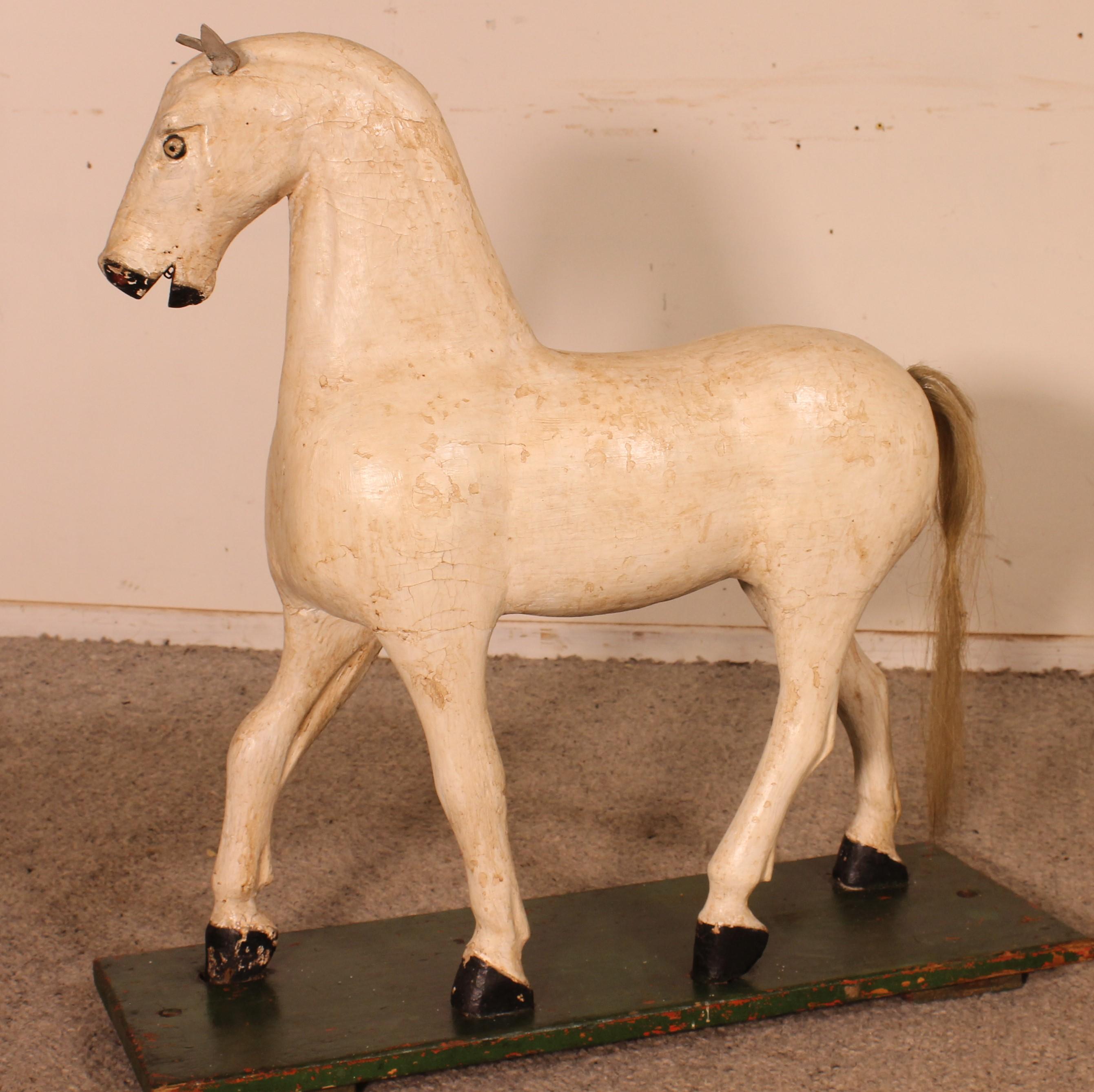 Cheval en bois polychrome du 19ème siècle en vente 1