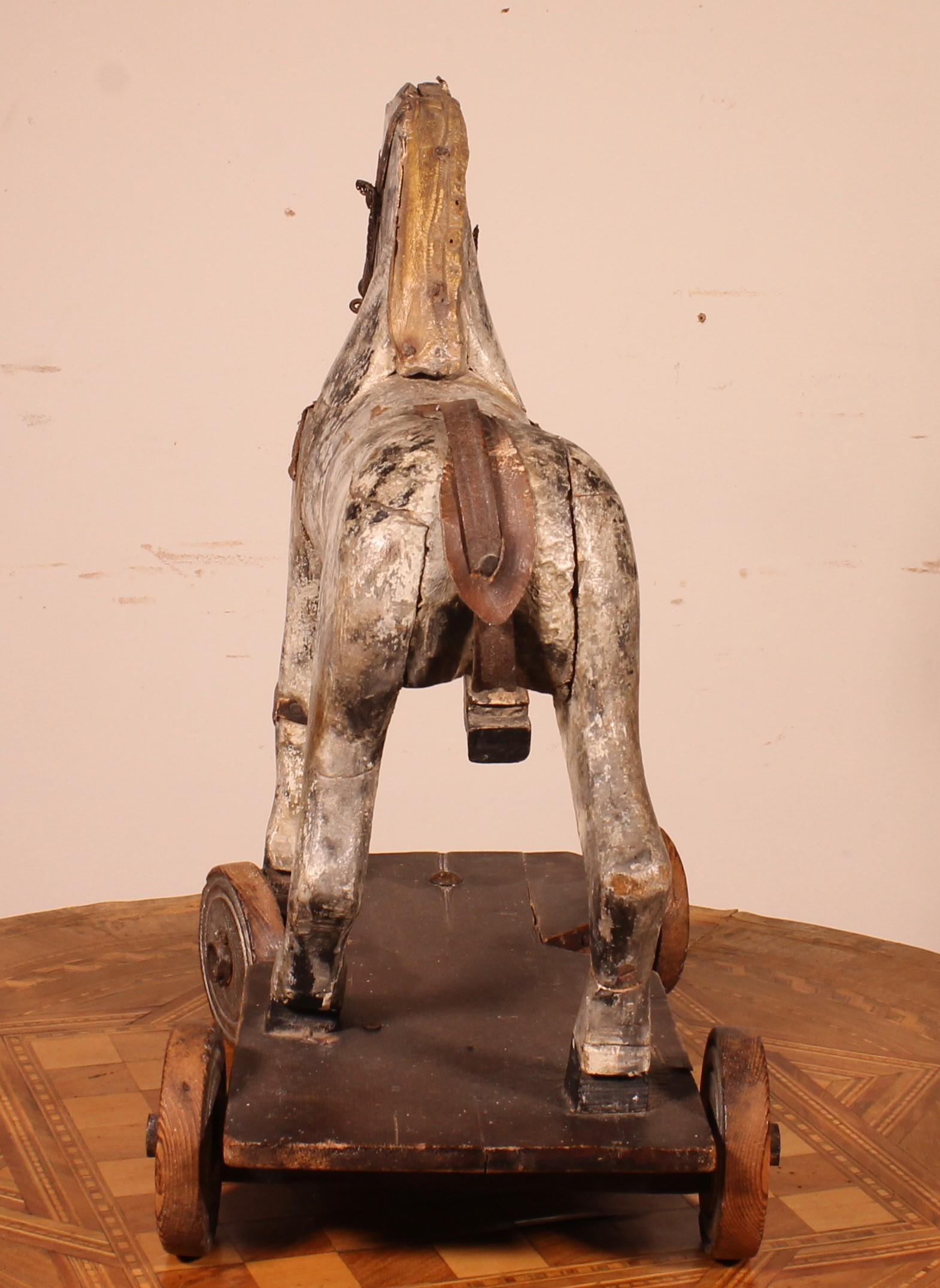 Cheval en bois polychrome du 19ème siècle en vente 2