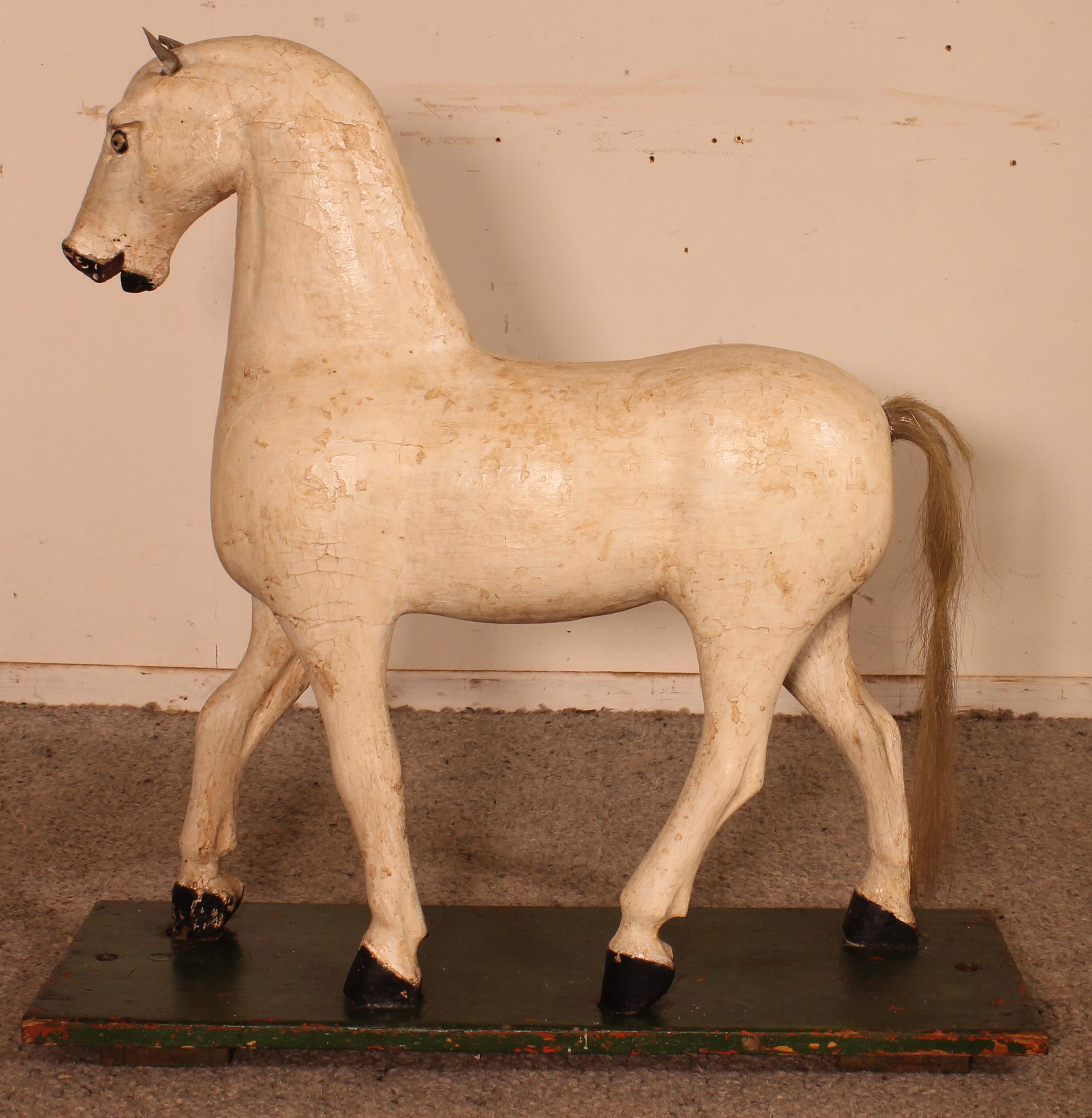 Cheval en bois polychrome du 19ème siècle en vente 2