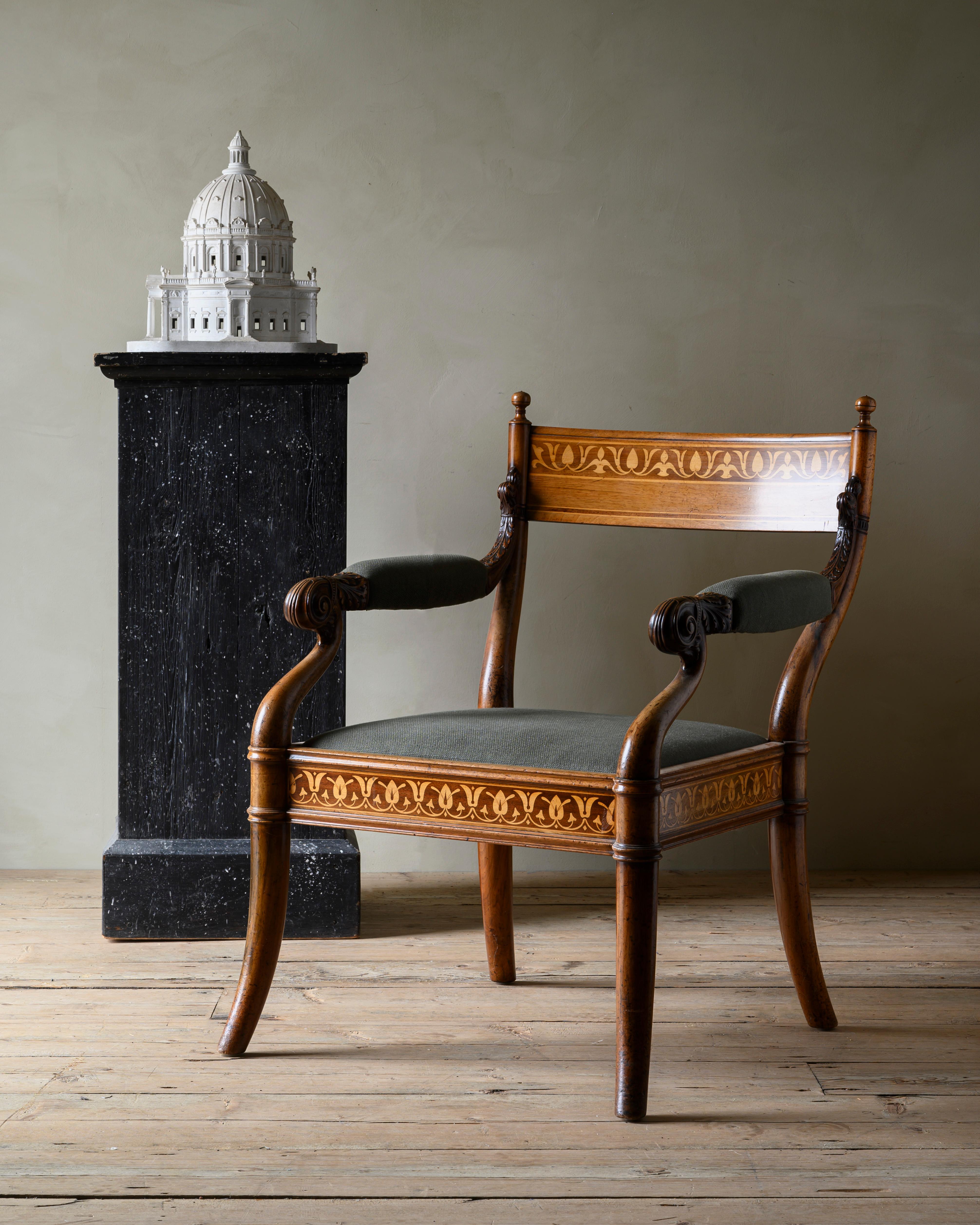 Außergewöhnliches Werk eines dänischen Meisters aus dem 19. Jahrhundert im pompejanischen Stil. Um 1850 Dänemark. 
Der Sessel ist aus Nussbaumholz geschnitzt und mit Intarsien verziert.