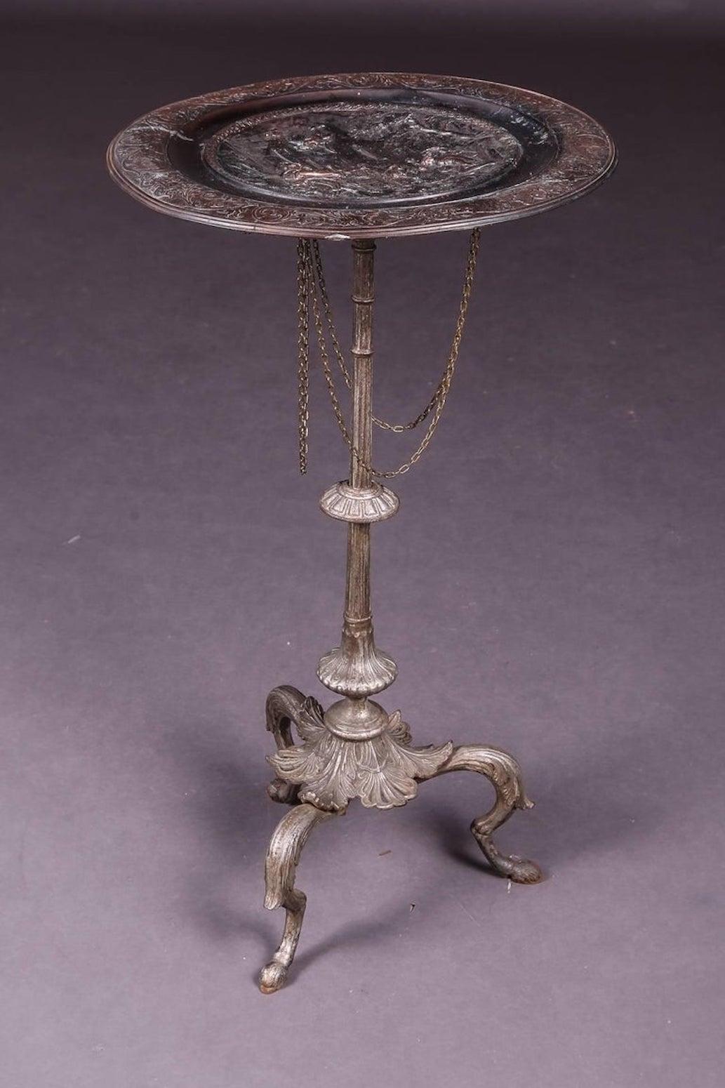 Assiette ornée d'ornements figuratifs reposant sur des pieds en forme de pattes. Extrêmement solide et robuste.


