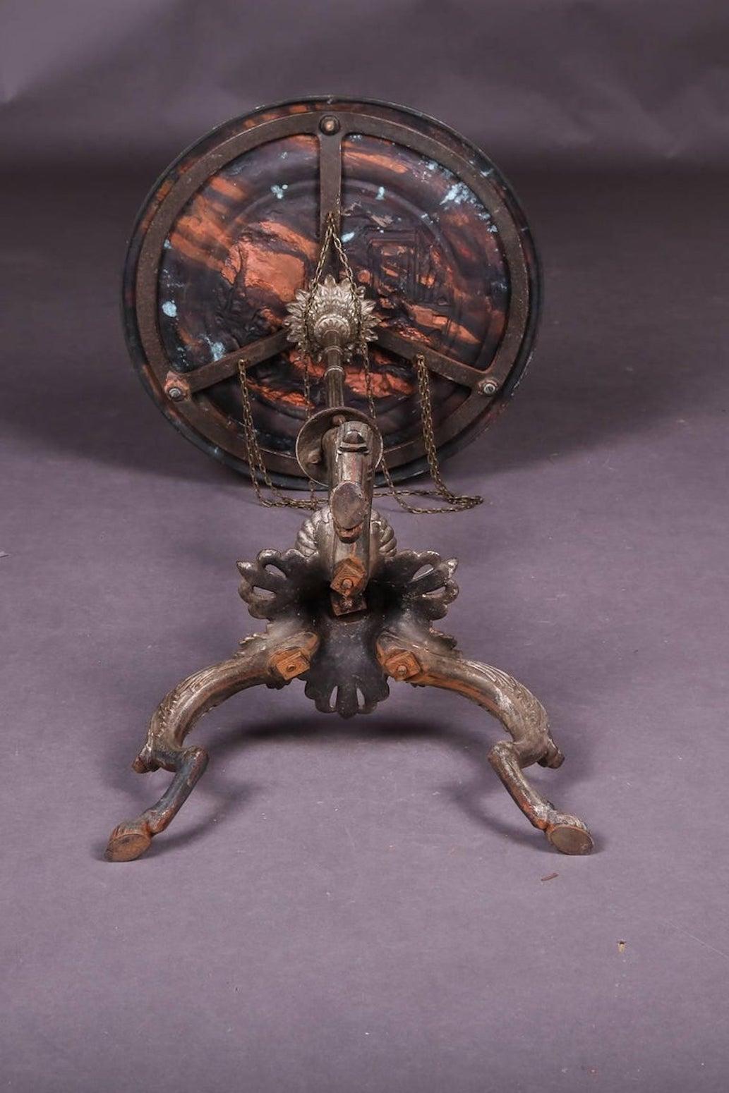 XIXe siècle Table d'appoint Pompey du 19ème siècle avec pieds en forme de pattes en vente