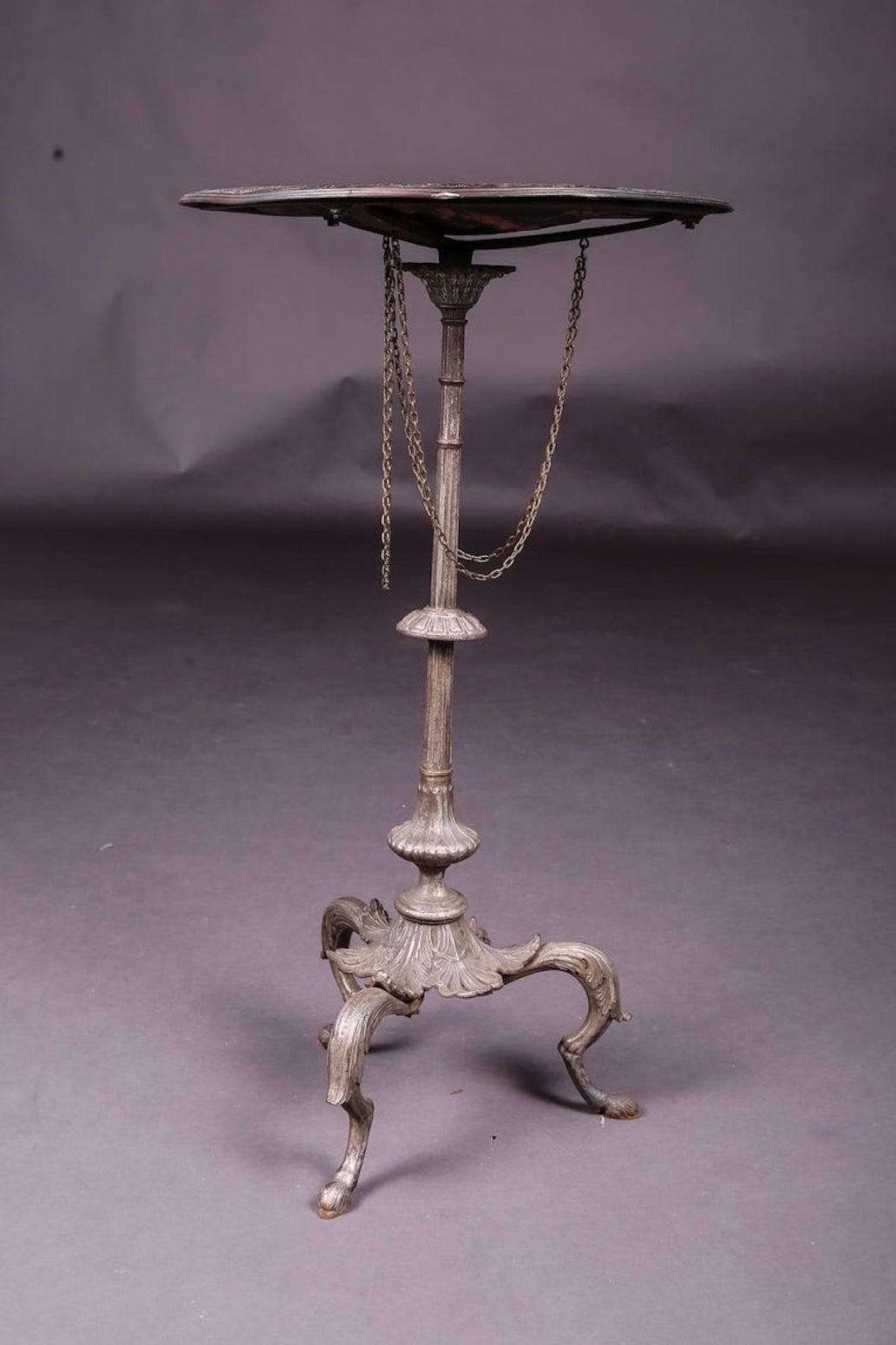 Métal Table d'appoint Pompey du 19ème siècle avec pieds en forme de pattes en vente