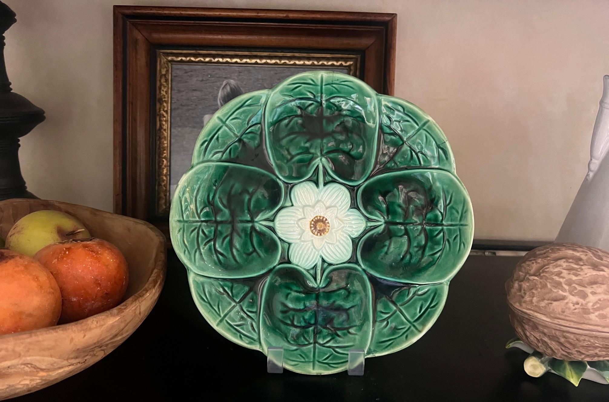 Assiette ancienne en majolique à motif de nénuphars attribuée à Adams & Bromley, fabriquée en Angleterre dans les années 1880.