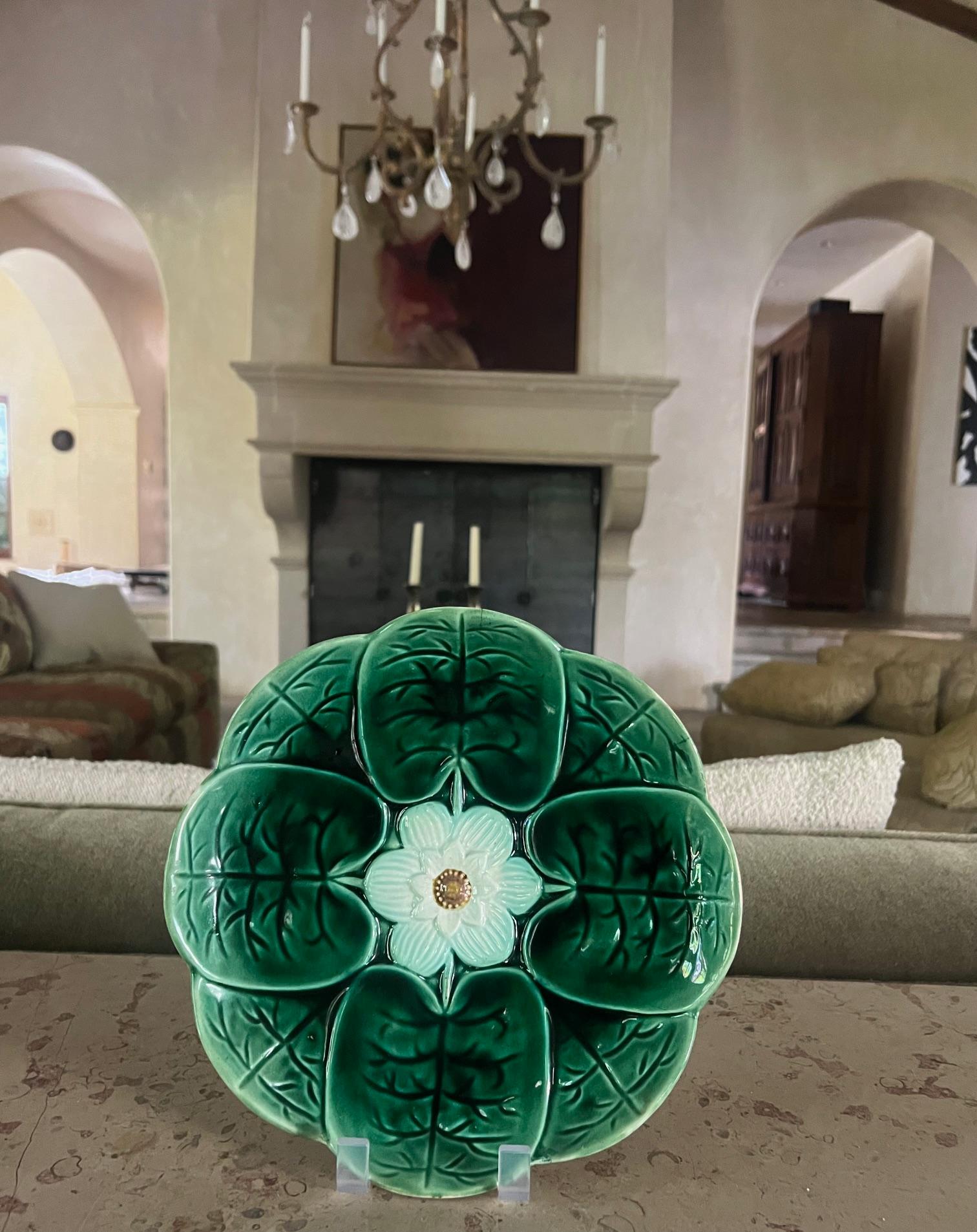 Victorien Assiette à nénuphar du 19e siècle avec fleur centrale en vente